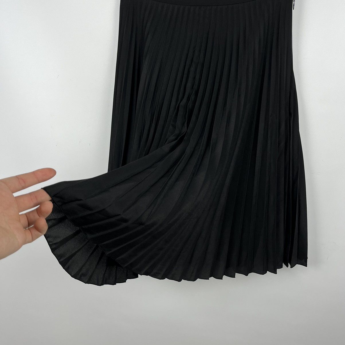 Burberry Ladies Burberry pleated midi skirt Size 28" / US 6 / IT 42 - 7 Thumbnail