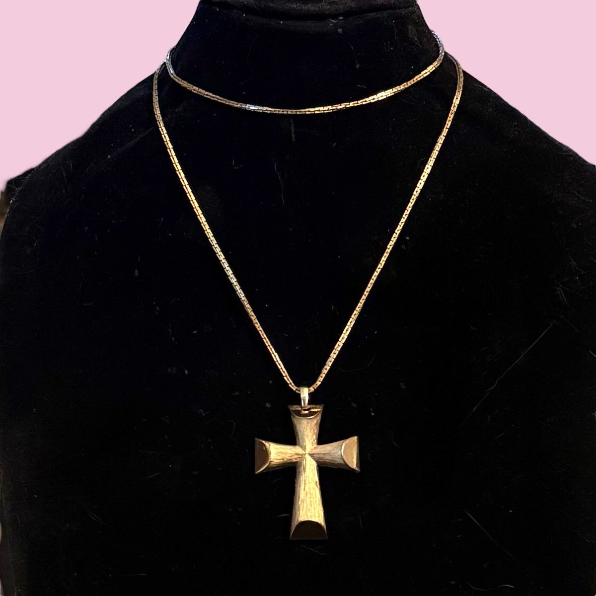 Vintage Vintage Avon gold tone long chunky cross pendant necklace Size ONE SIZE - 1 Thumbnail
