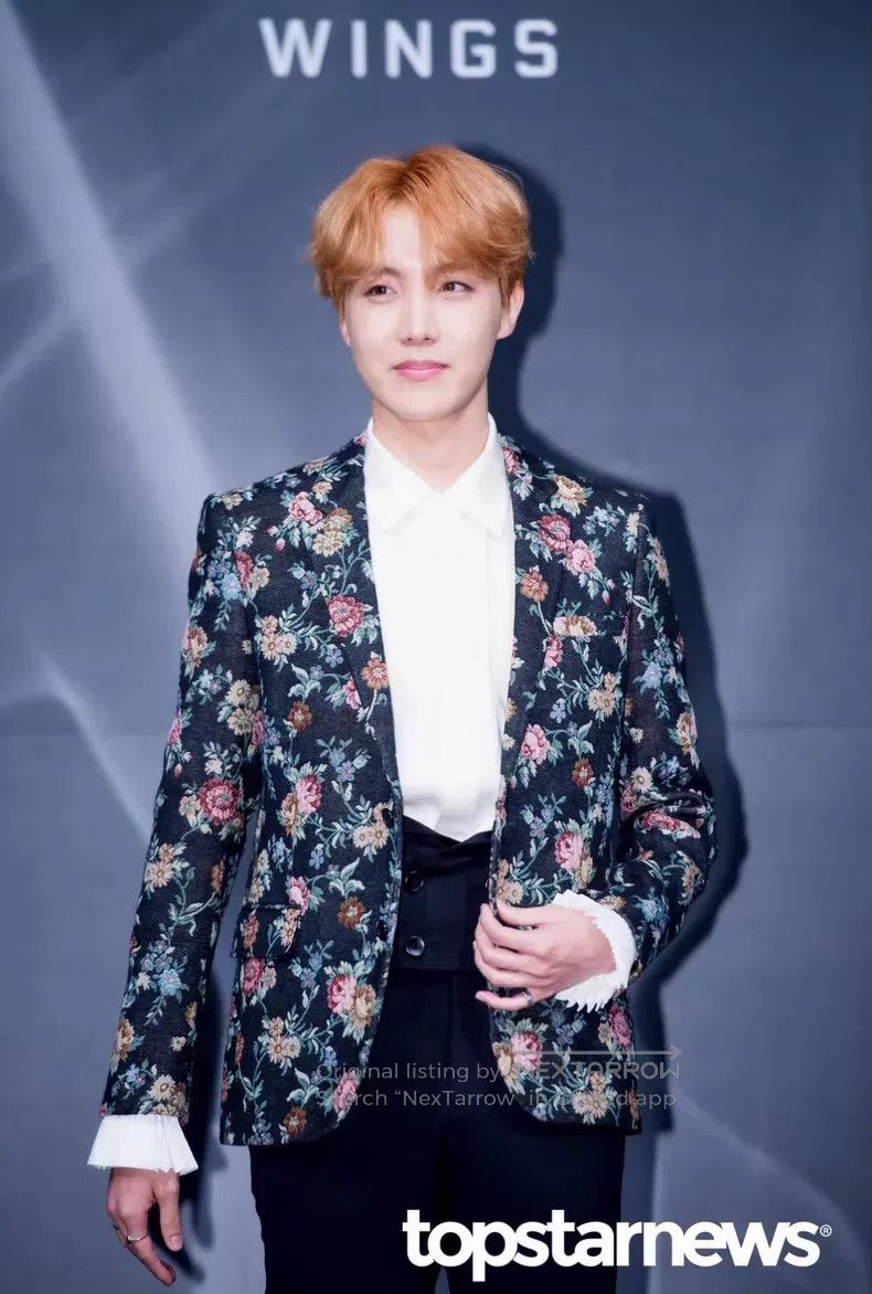 Saint Laurent Paris Saint Laurent Paris Floral Suit i Size US S / EU 44-46 / 1 - 8 Thumbnail