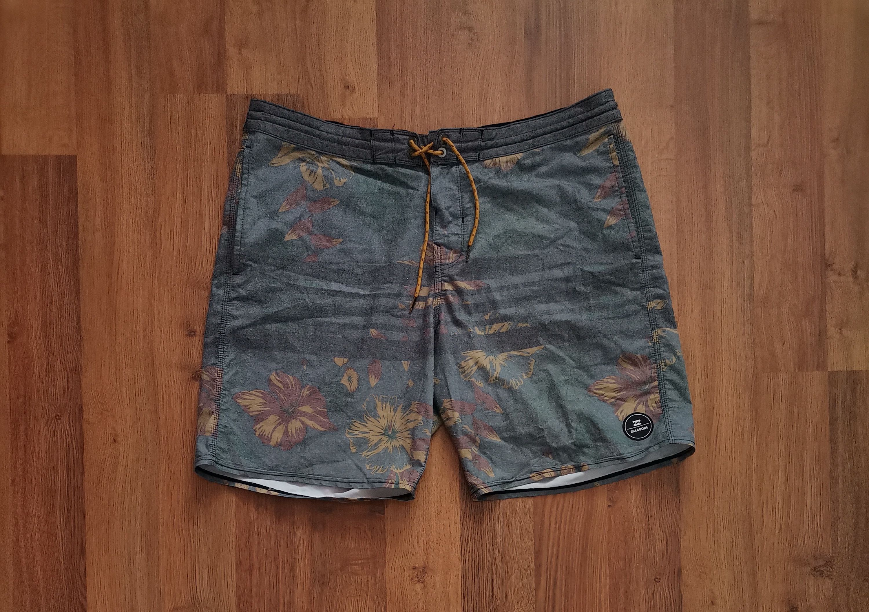 Billabong Billabong Floral Shorts Size US 36 / EU 52 - 1 Thumbnail