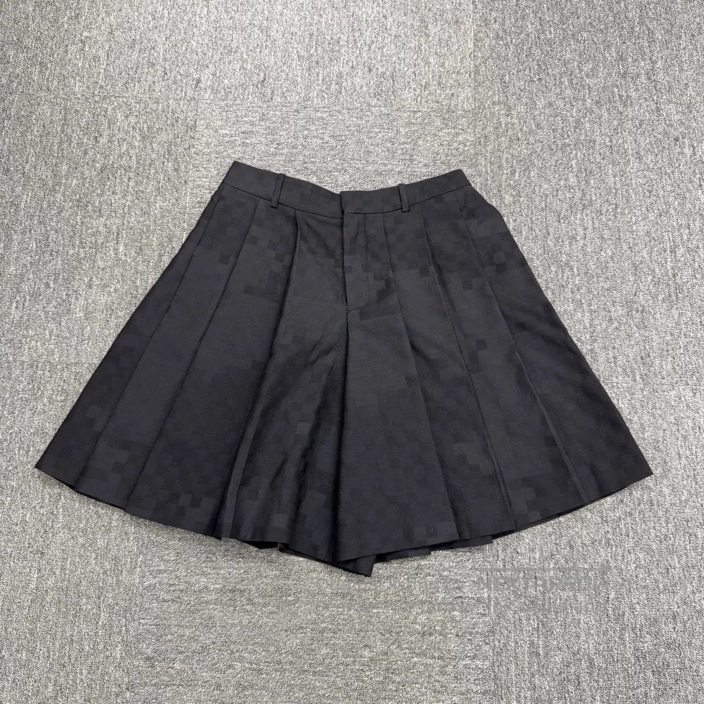 Louis Vuitton Louis Vuitton Pharrell Damier Pleated Shorts. Size 41" - 1 Thumbnail