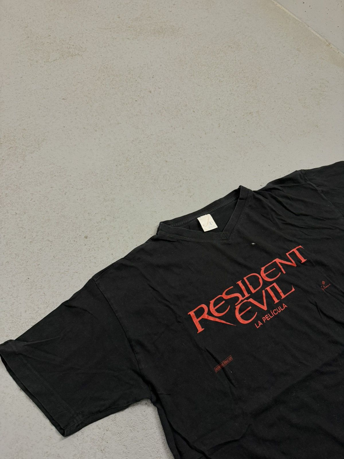 Vintage Vintage Resident Evil 2002 Spain Promo T-Shirt Size US XL / EU 56 / 4 - 8 Thumbnail