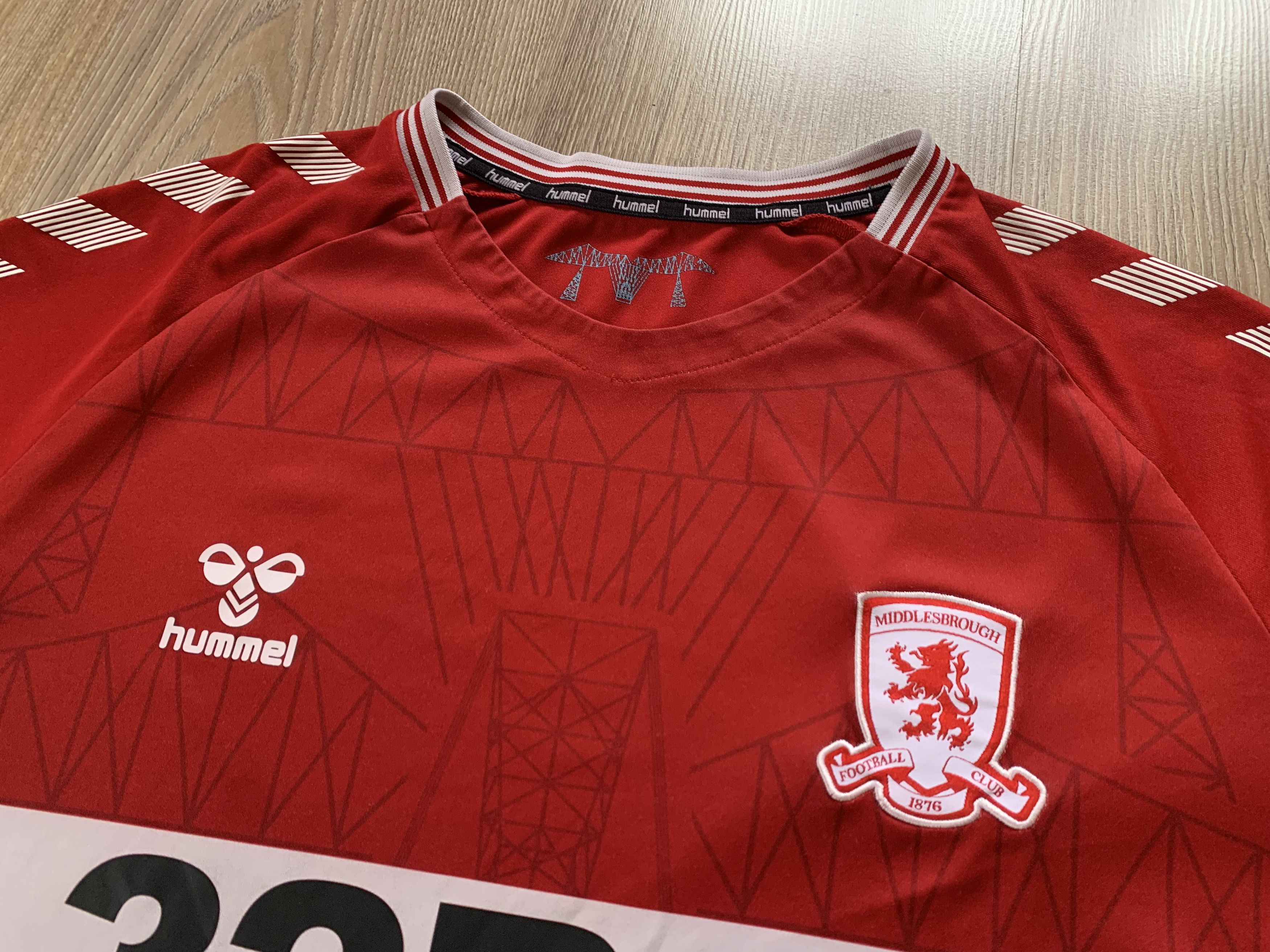 Hummel Hummel Middlesbrough FC Home Soccer Jersey 21-22 Size US M / EU 48-50 / 2 - 4 Thumbnail