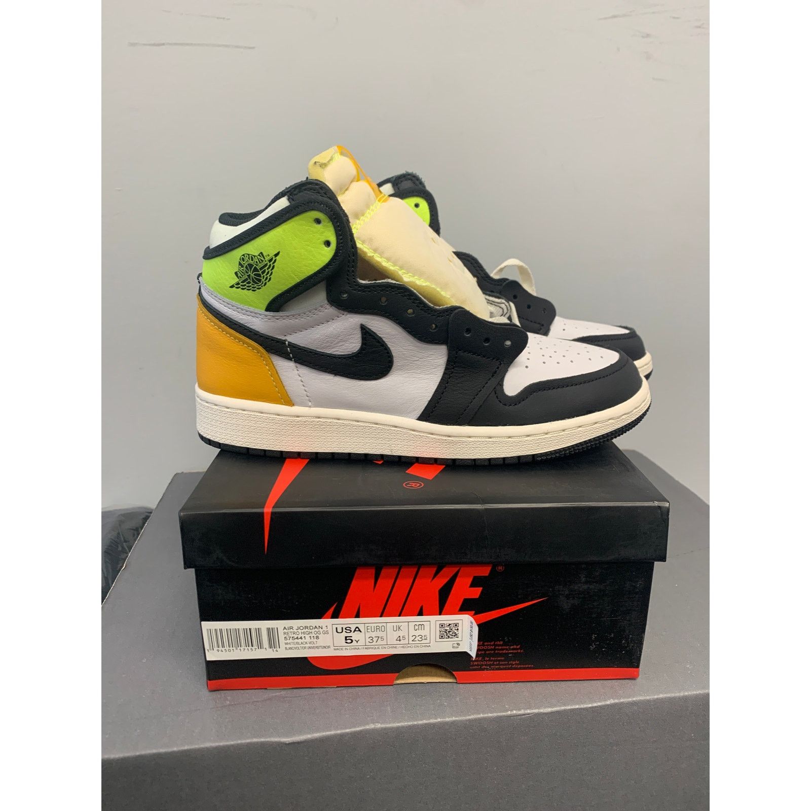 Nike Jordan 1 Retro High White Black Volt University Gold GS 5Y Size US 5 / EU 37 - 1 Thumbnail