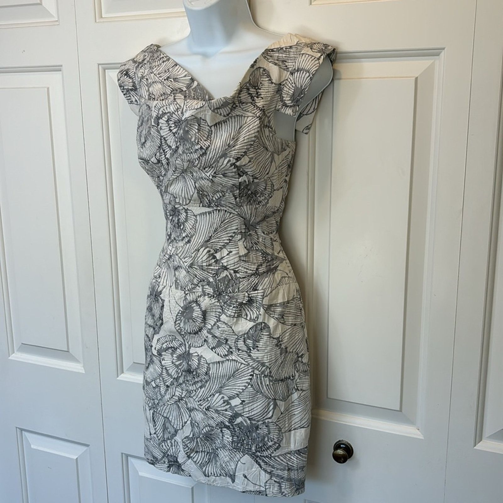 Black Halo Black Halo Jackie O Sheath Dress Floral Textured Size O Size XS / US 0-2 / IT 36-38 - 2 Thumbnail