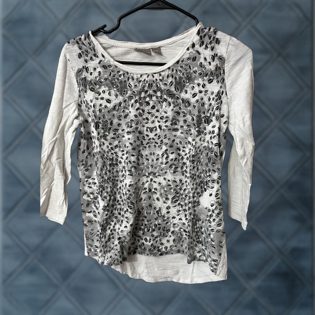 Vintage Chico's White Gray Studded Graphic Print Top Womens Size 0 3/4 Sleeve Shirt T-Shirt Pullover Round Neck Cotton Blend Polyester Blend Womens Size XS / US 0-2 / IT 36-38 - 1 Thumbnail