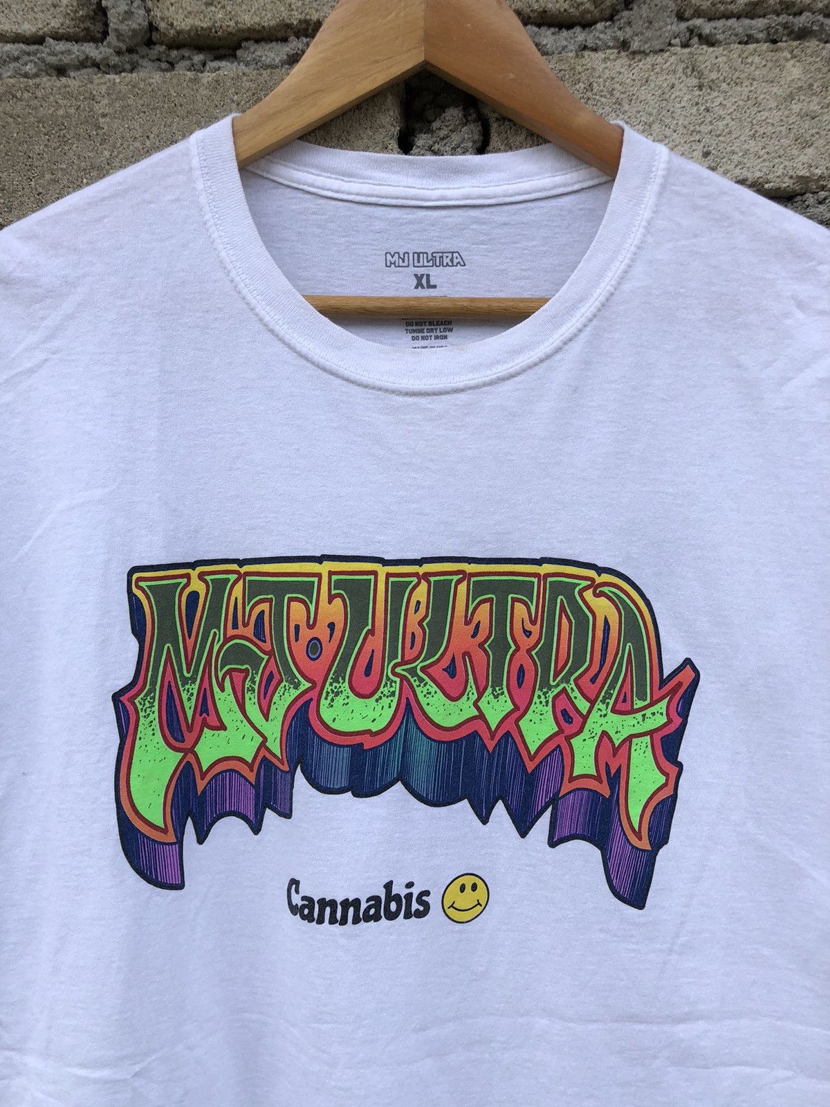Japanese Brand 🔥RARE🔥MJ ULTRA Graffiti Cannabis Smile Tshirts Size US XL / EU 56 / 4 - 1 Thumbnail