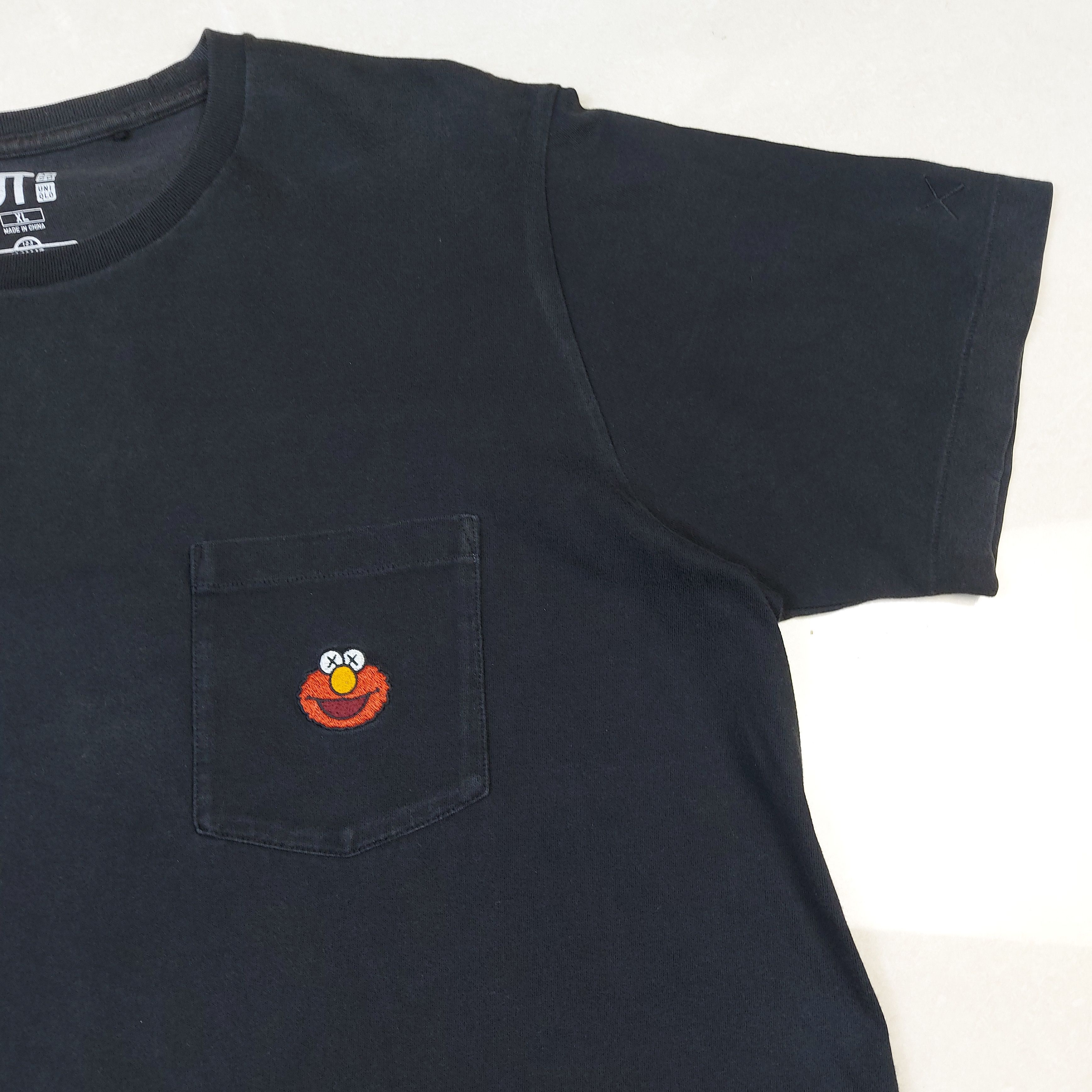 Kaws × Uniqlo KAWS x Uniqlo x Sesame Street Elmo Embroidery Pocket TEE Size US XL / EU 56 / 4 - 6 Thumbnail