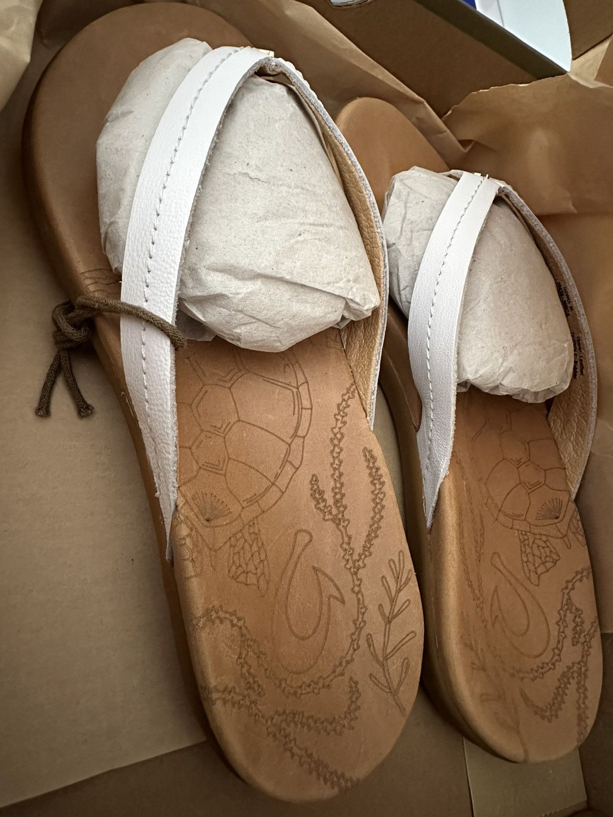 Olukai Hoku White Leather sandals Size US 6 / IT 36 - 2 Thumbnail