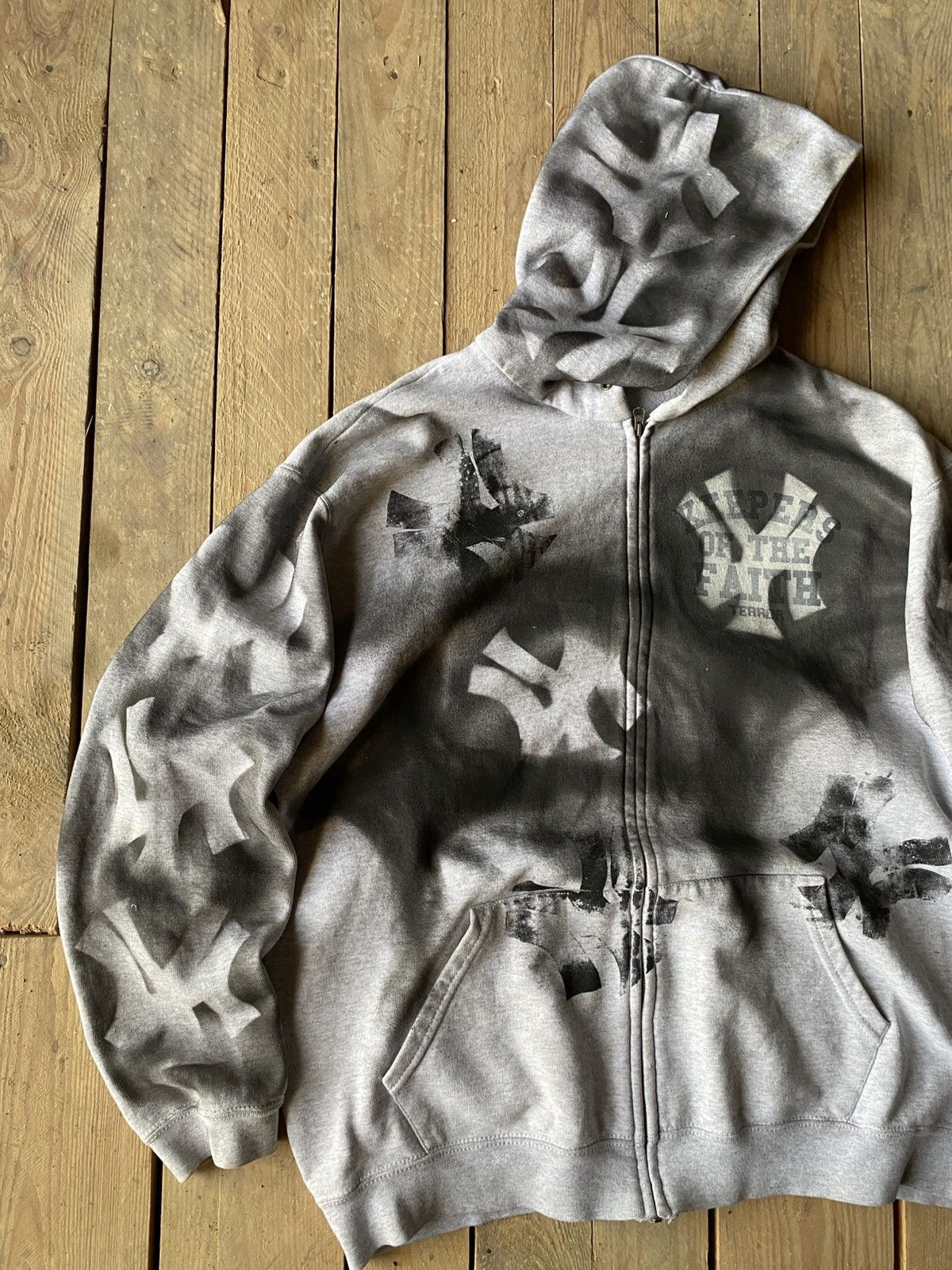 Vintage VINTAGE NY Yankees ALL OVER LOGO ZIP UP HOODIE Size US XL / EU 56 / 4 - 2 Thumbnail