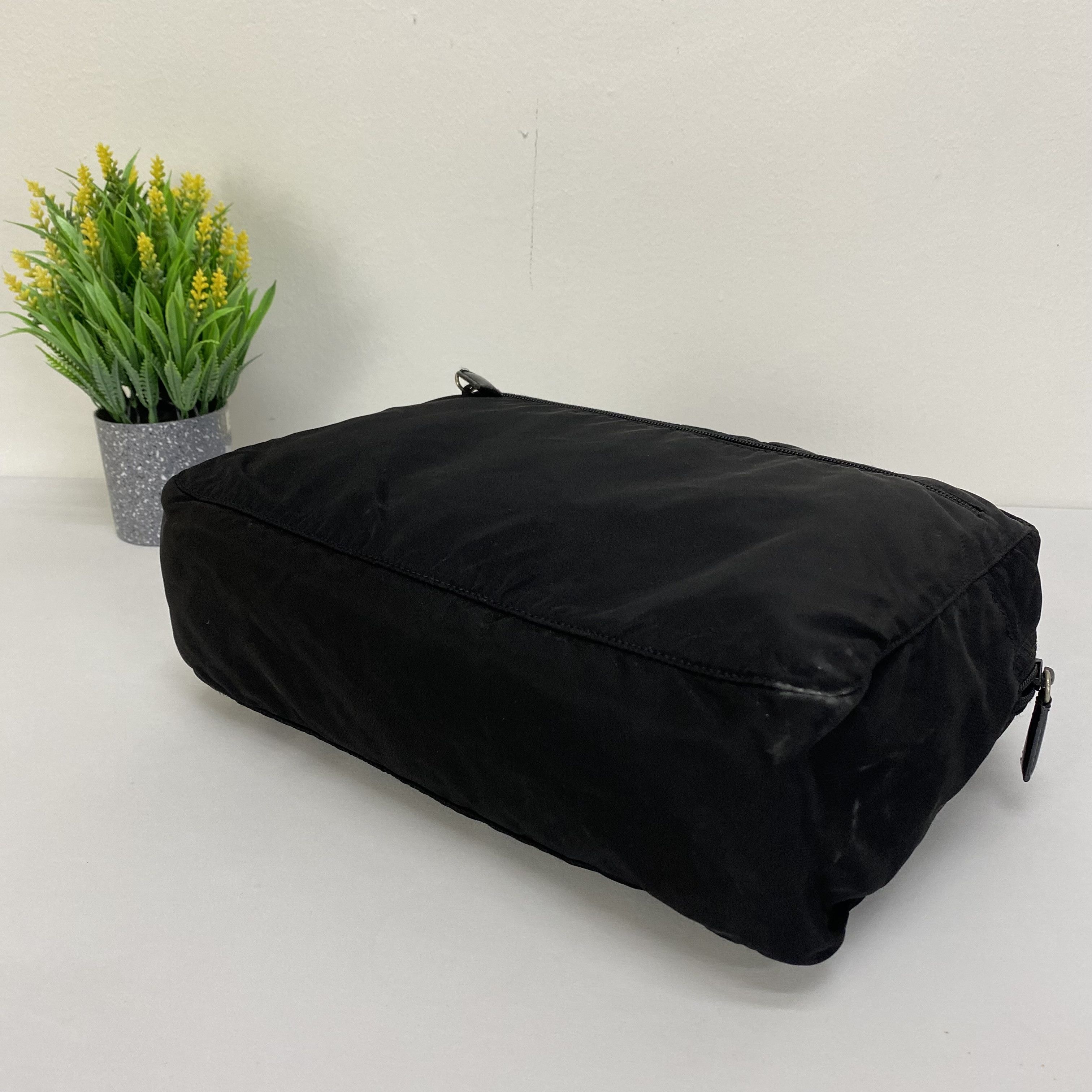 Prada Vintage Nylon Prada Bag Luxury Black Size ONE SIZE - 4 Thumbnail