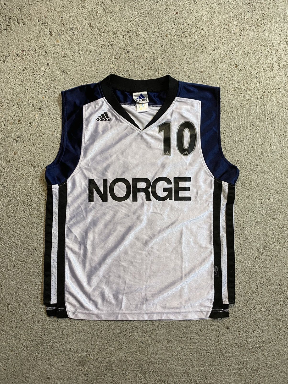 Adidas Adidas vintage tanktop sleeveless norge norway basketball Size US L / EU 52-54 / 3 - 1 Thumbnail