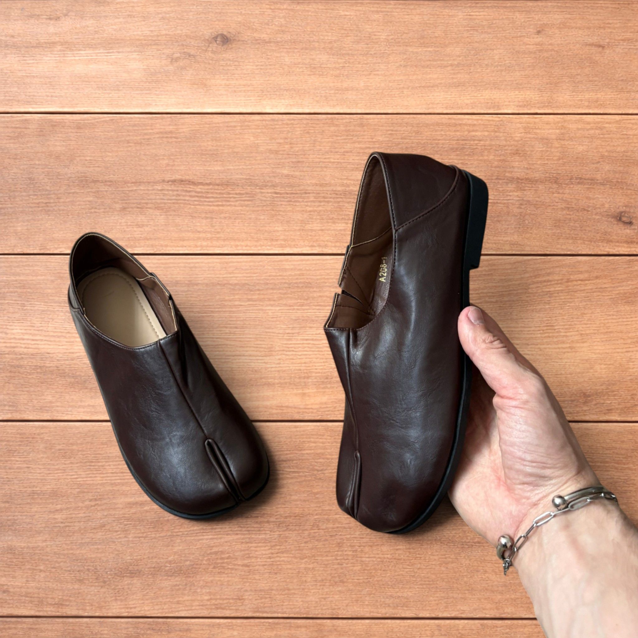 Japanese Brand Vintage style faux leather tabi split toe shoes in brown. Size US 9 / IT 39 - 3 Thumbnail