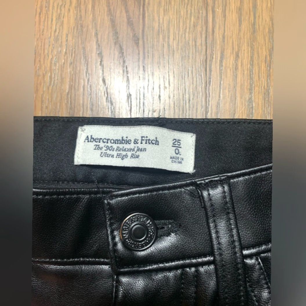 Abercrombie & Fitch Abercrombie & Fitch Jeans Ultra High Rise Faux Leather 0L Black Women 90s Relaxed Straight Jeans Size 25" / US 0 / IT 36 - 3 Thumbnail