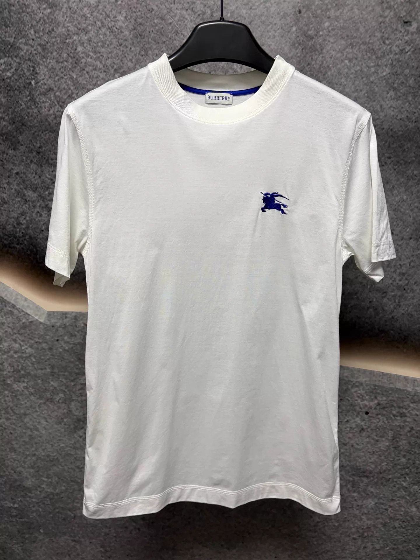 Burberry Burberry XS White T-shirt Blue Embroidered Logo Size US XS / EU 42 / 0 - 1 Thumbnail