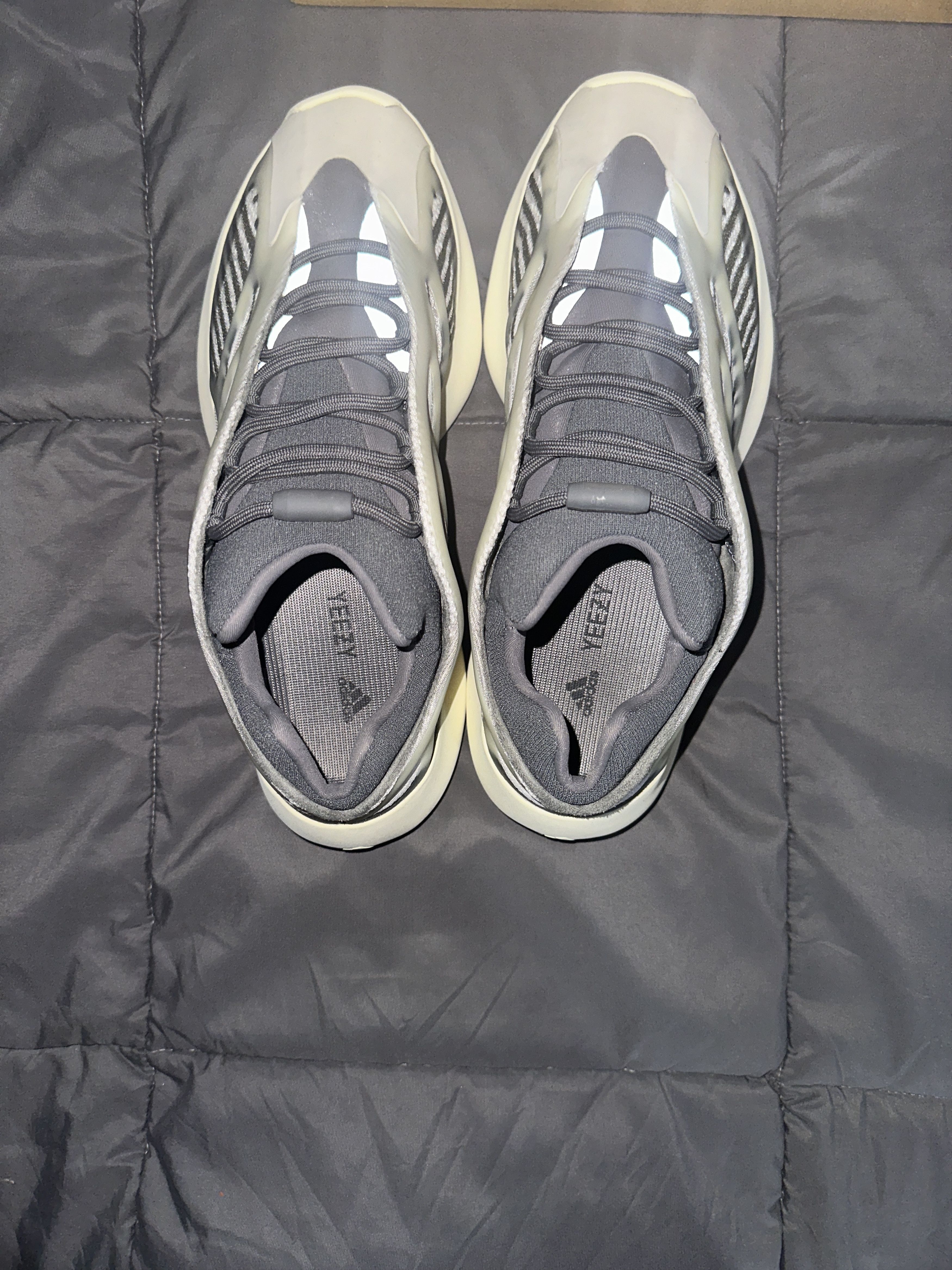 Adidas Yeezy 700 v3 Fade Salt 10.5 Size US 10.5 / EU 43-44 - 6 Thumbnail