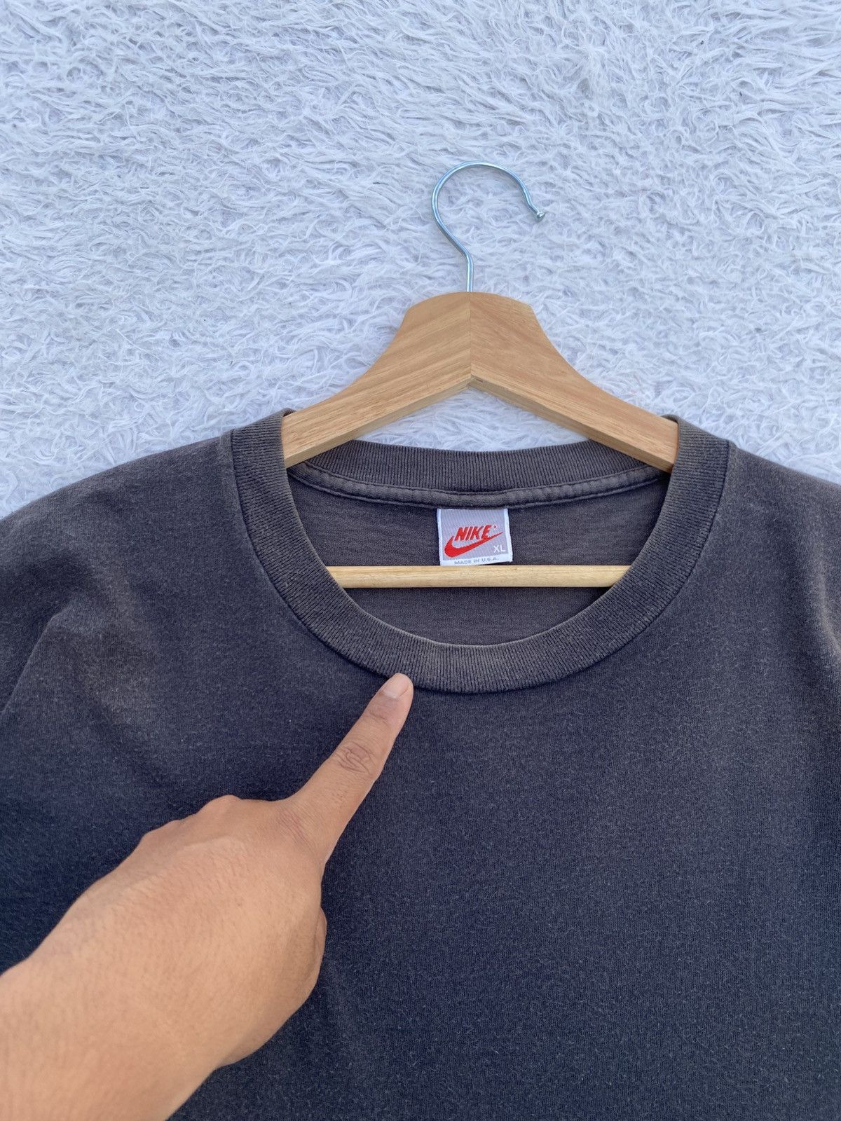 Nike Rare Vintage 90s NIKE Swoosh Logo Tshirt Size US L / EU 52-54 / 3 - 13 Thumbnail