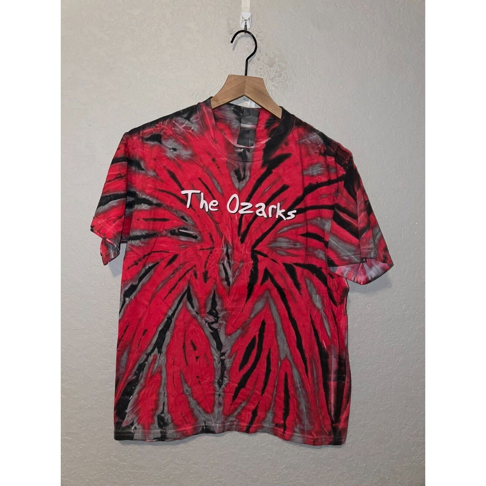 Gildan Vintage The Ozarks Shirt Red Black Tie Dye Tee 2000s Medium Size US M / EU 48-50 / 2 - 1 Thumbnail