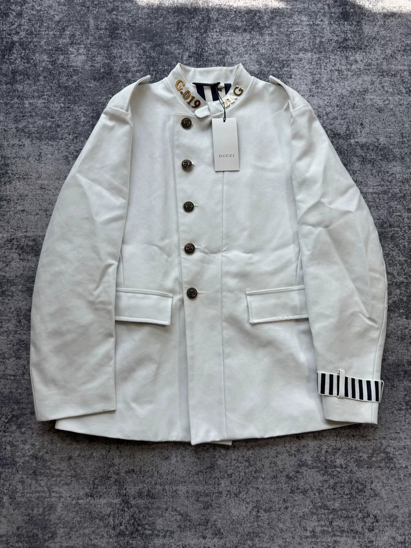 Gucci gucci white coat with metal logo collar Size US L / EU 52-54 / 3 - 1 Thumbnail