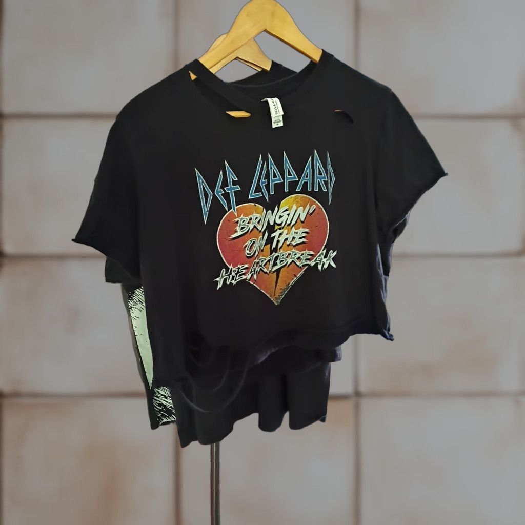 Vintage VINTAGE Def Leppard Ladies Crop Top XL Black Distressed Cropped T-Shirt Rock Retro Womens Party Tee Size XL / US 12-14 / IT 48-50 - 1 Thumbnail