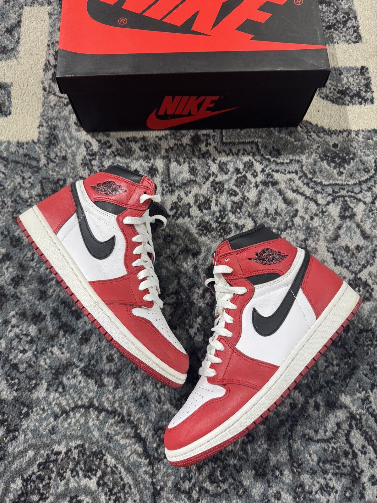 Jordan Brand Air Jordan 1 Retro Chicago (2015) Size US 8 / EU 41 - 3 Thumbnail