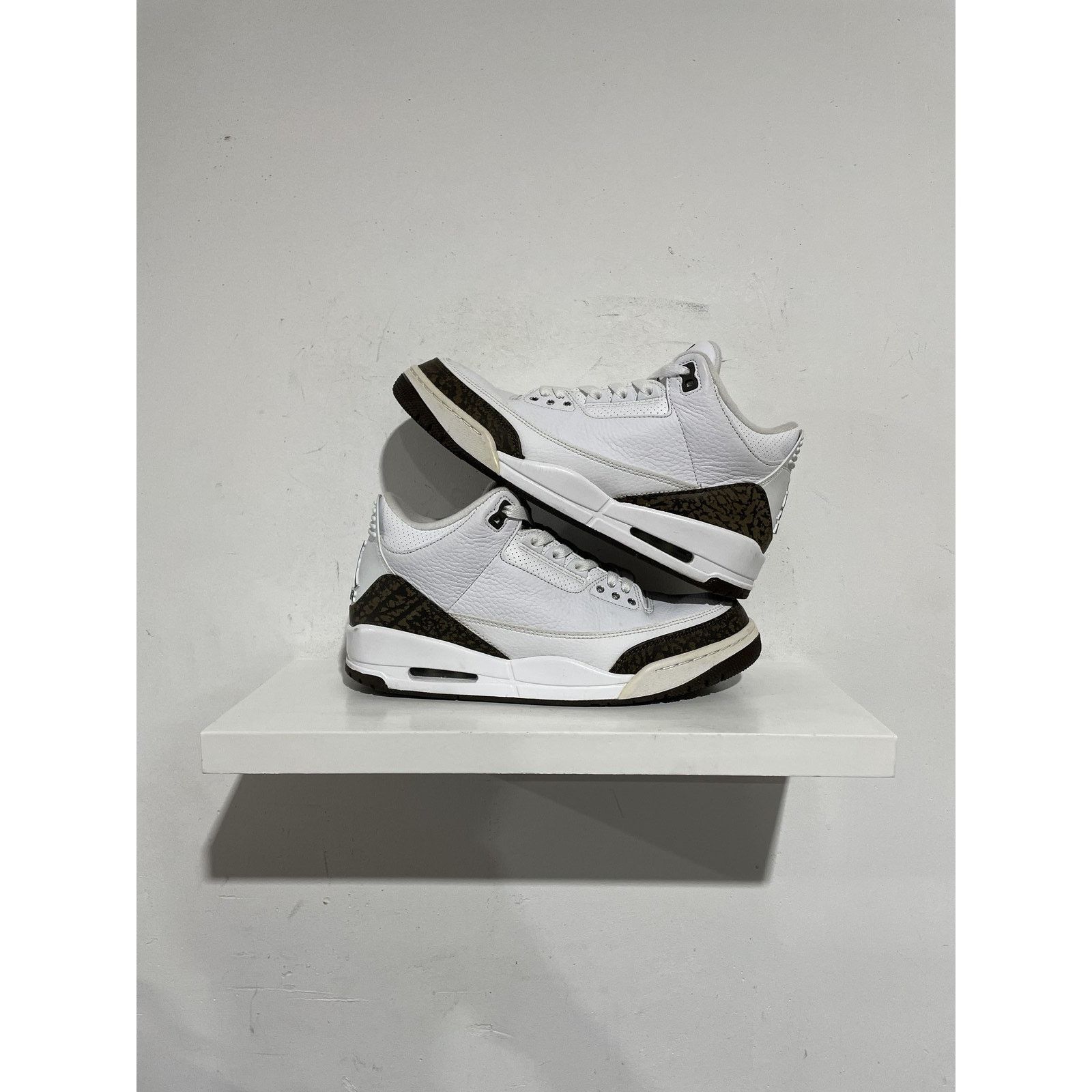 Nike NIKE JORDAN 3 MOCHA SIZE 9 PREOWNED Size US 9 / EU 42 - 1 Thumbnail