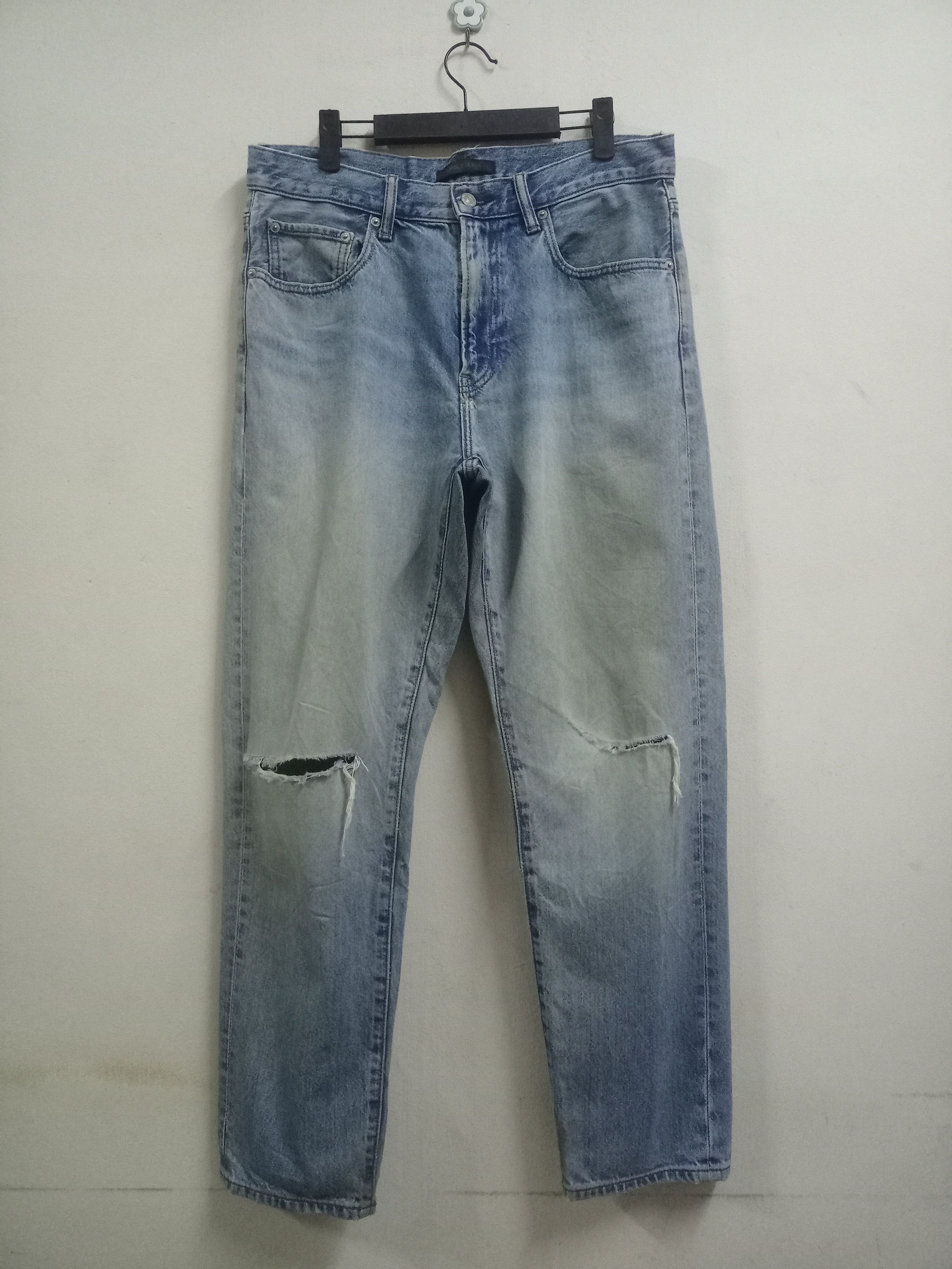 Uniqlo Vintage Japanese Uniqlo Blue Wash Distressed Loose Jeans Size US 34 / EU 50 - 1 Thumbnail