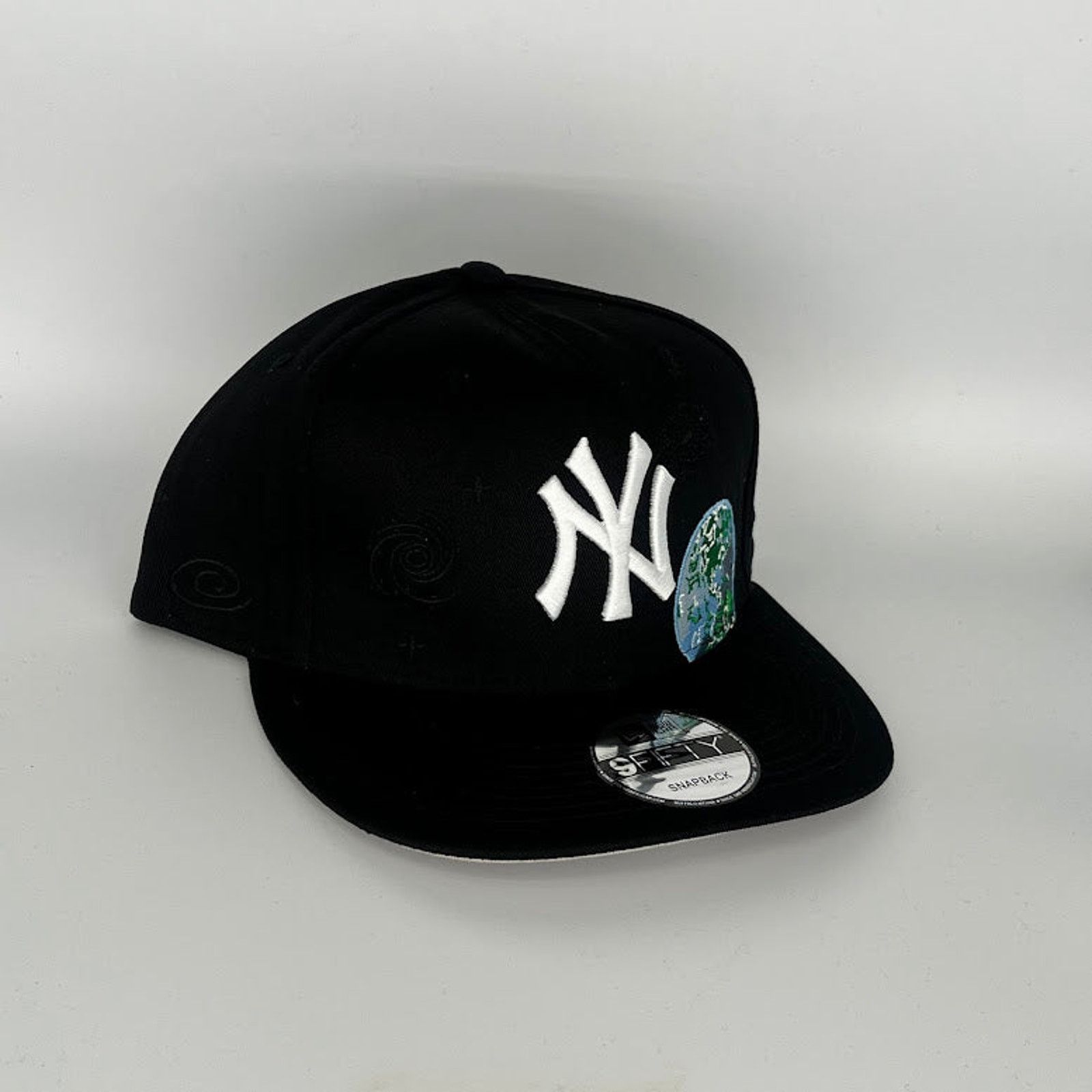 New Era Black New York Yankees Globe Patch New Era MLB 9Fifty Hat Size ONE SIZE - 1 Thumbnail