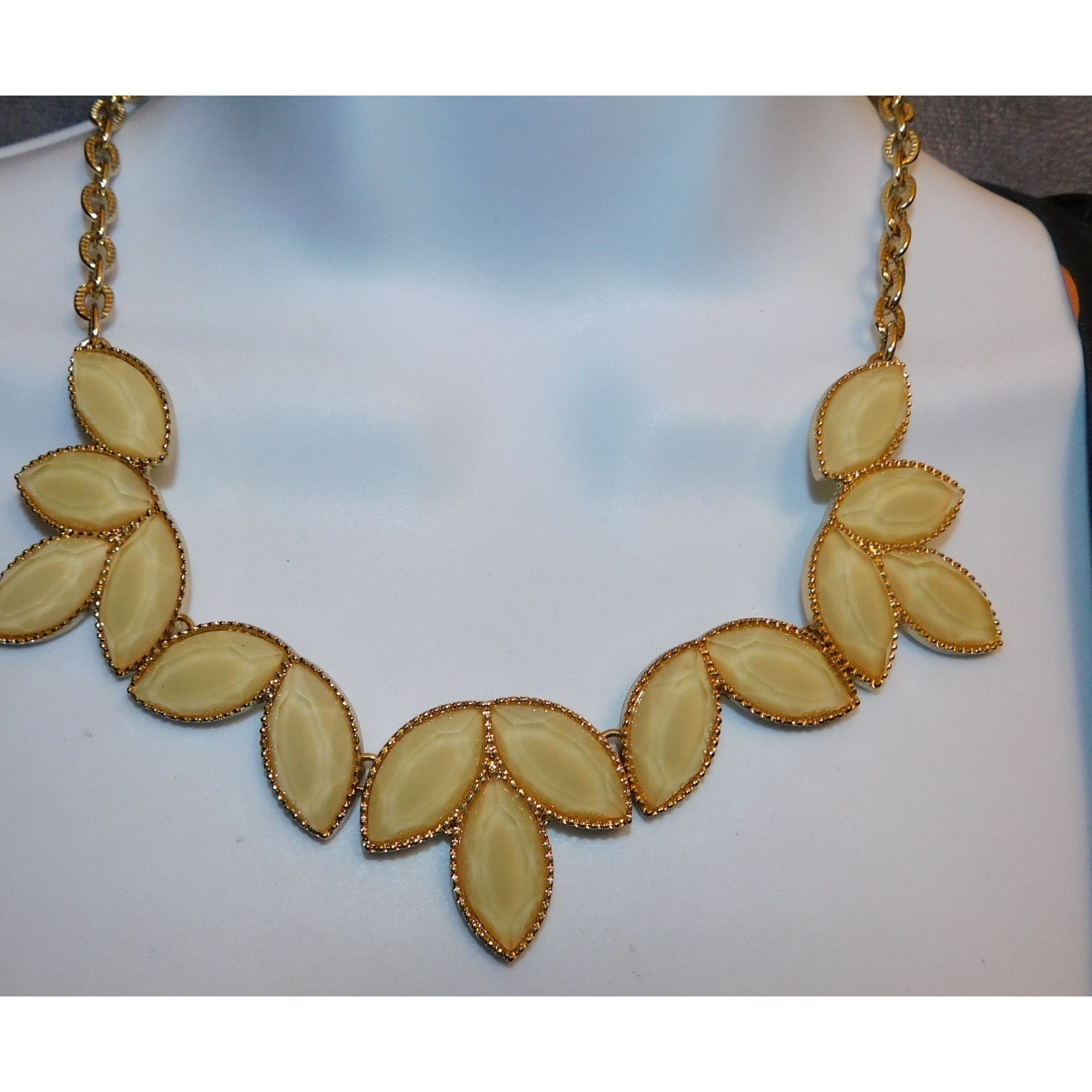Other Retro Cream Shimmer Floral Leaf Costume Necklace Size ONE SIZE - 3 Thumbnail