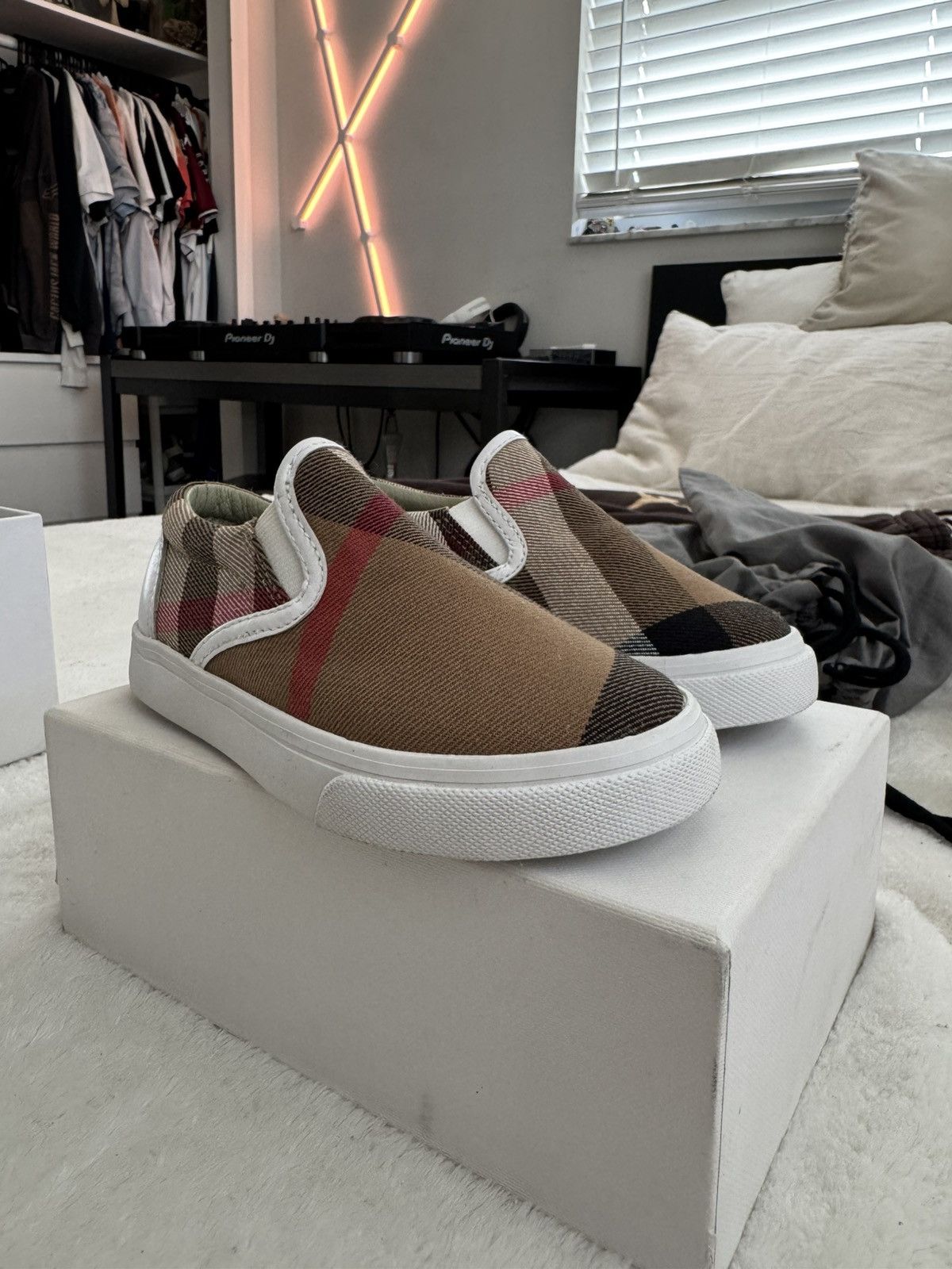 Burberry Burberry Kids Slip On Sneaker Size 9 Children Size US 5 / EU 37 - 5 Thumbnail