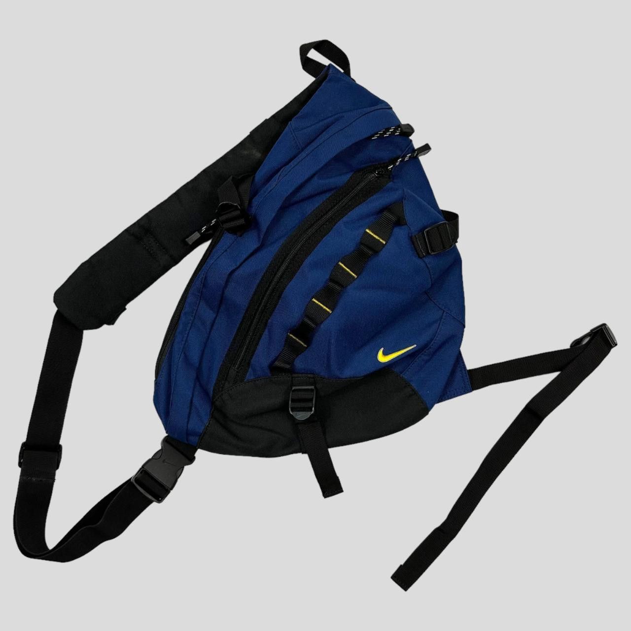 image of Nike 2001 Utility Tri-Harness Slingbag in Navy, Men's