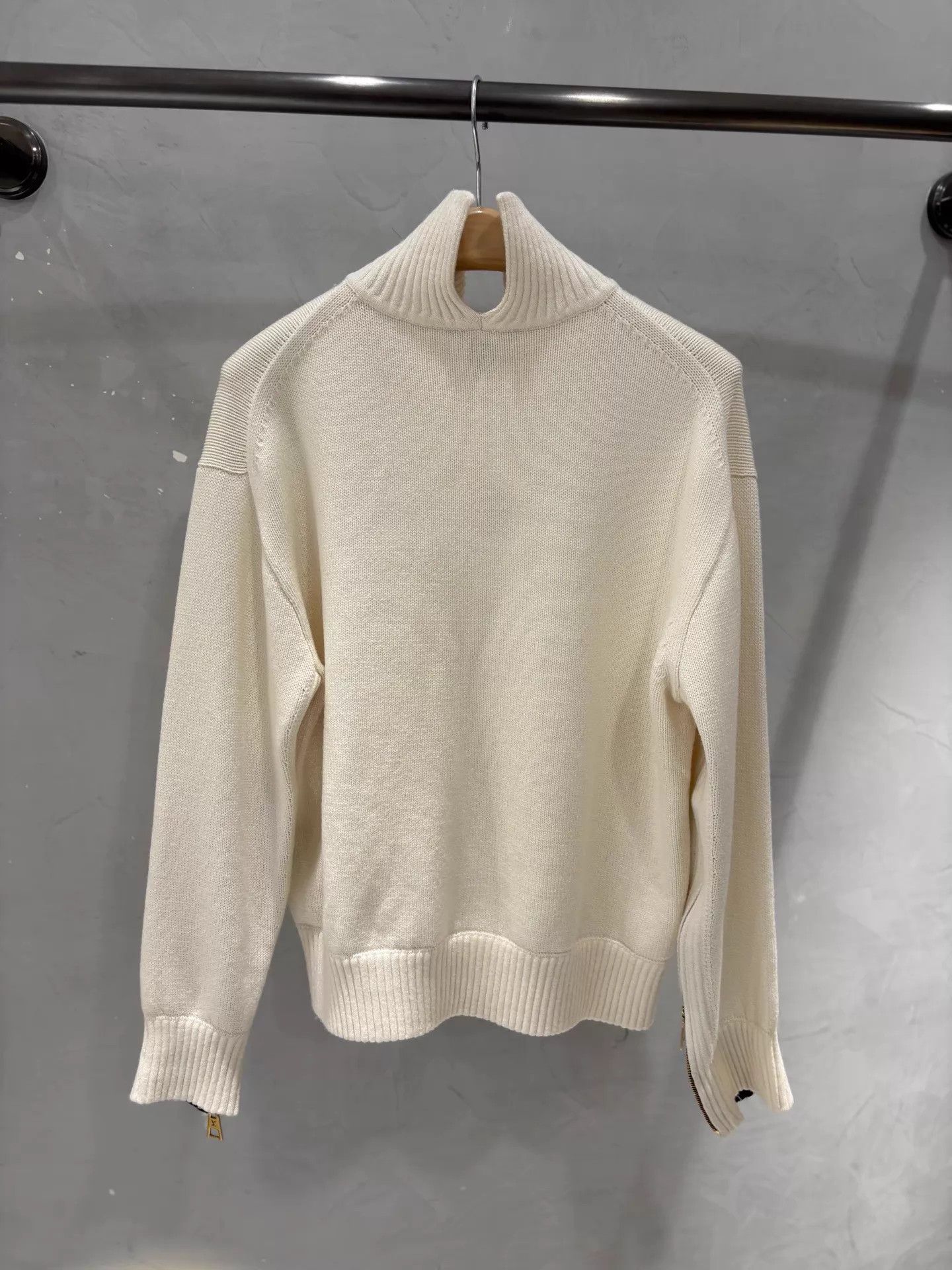 Louis Vuitton LV cream knit sweater with logo cuffs deadstock XXS Size XXS / US 00 / IT 34 - 4 Thumbnail
