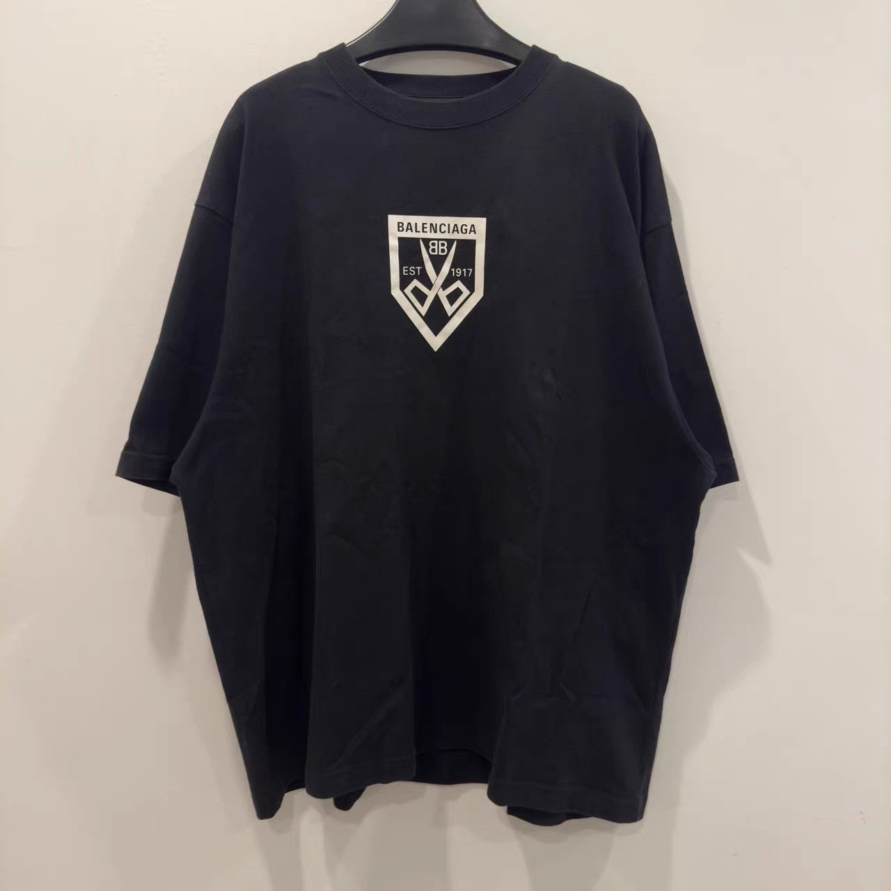 Balenciaga Balenciaga Black Scissors Printed Short Sleeve K28 Size US S / EU 44-46 / 1 - 1 Thumbnail