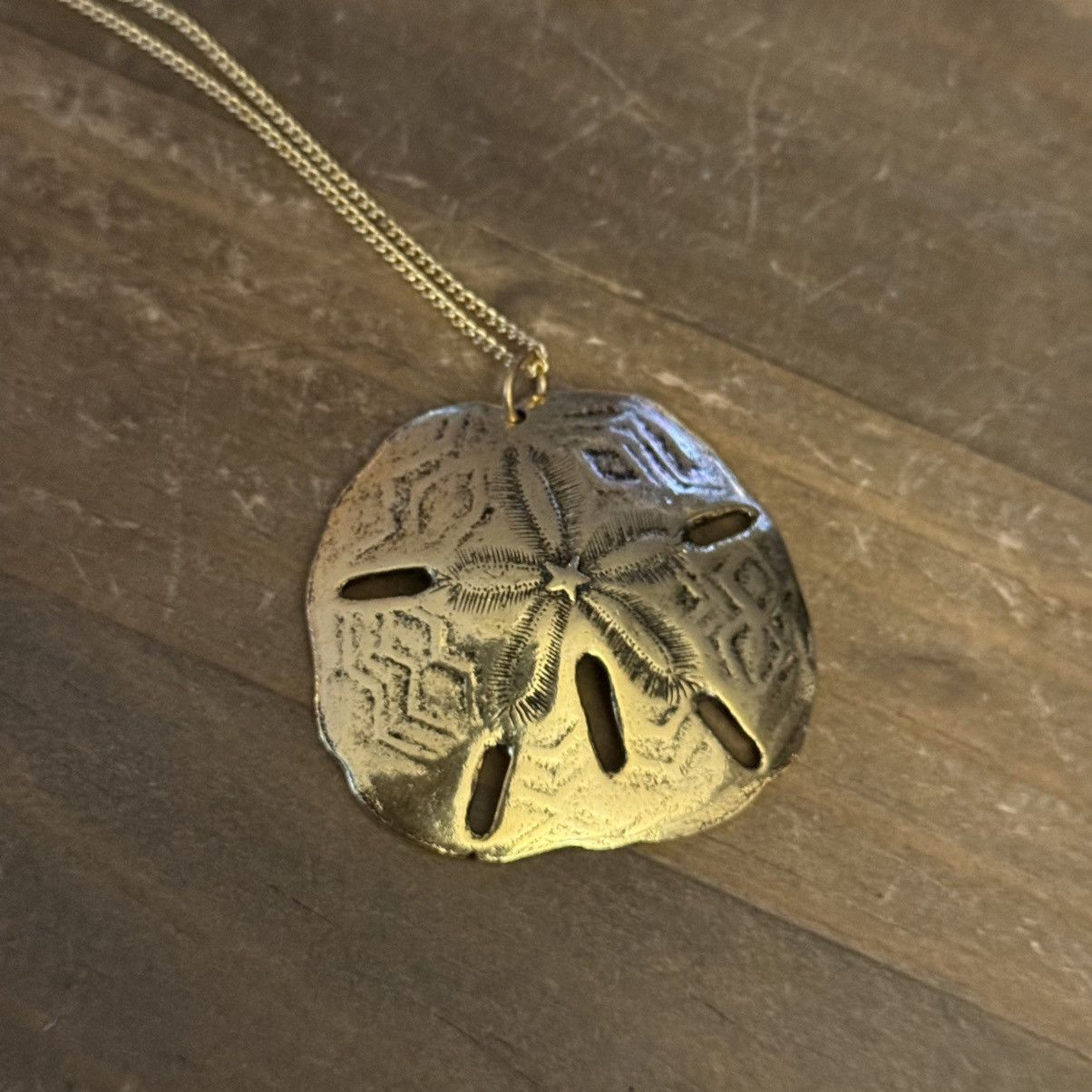 Other Gold tone large Sand Dollar pendant necklace Size ONE SIZE - 3 Thumbnail