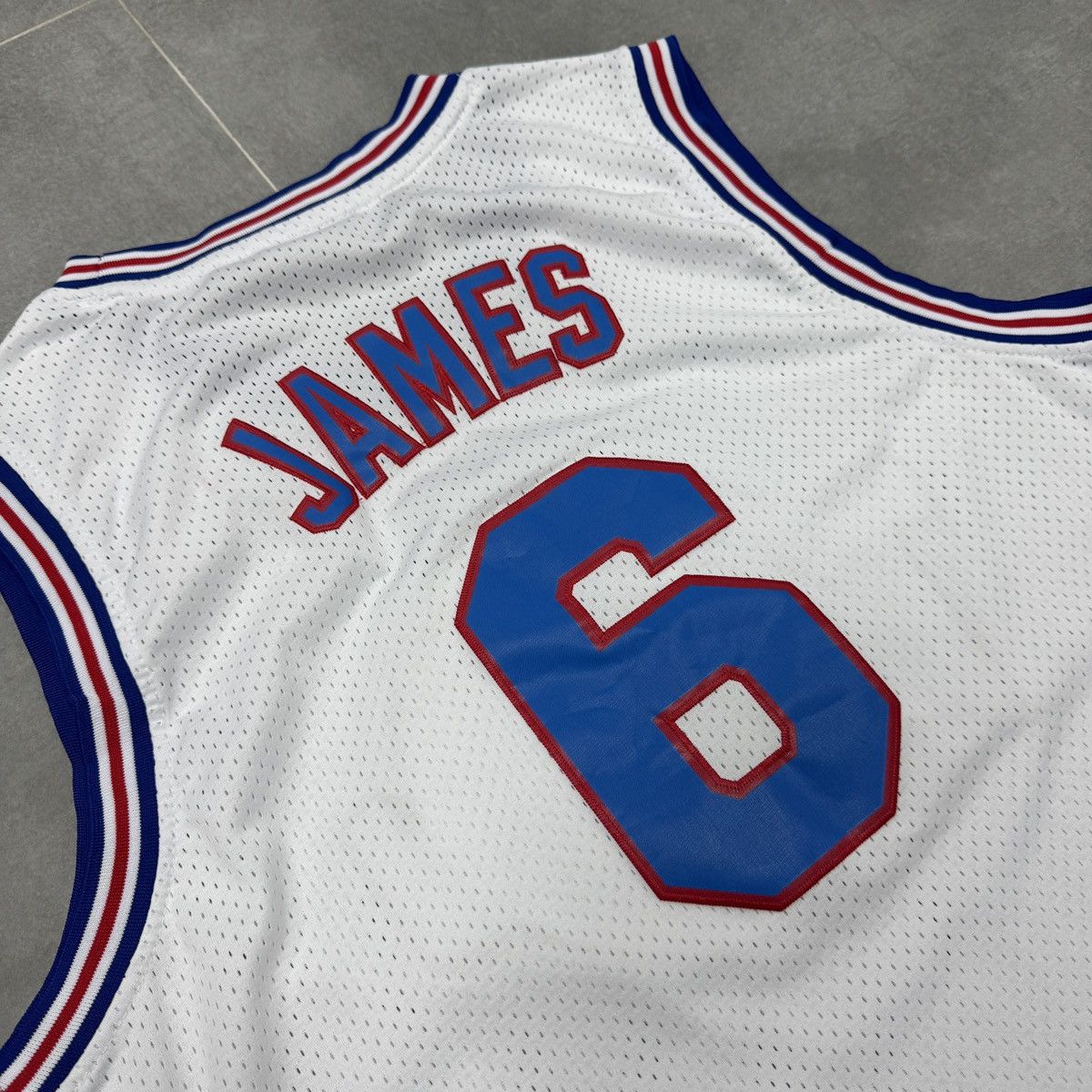 Vintage Vintage Champion Space Jam Tune Squad #6 James 90s Jersey Size US XL / EU 56 / 4 - 11 Thumbnail