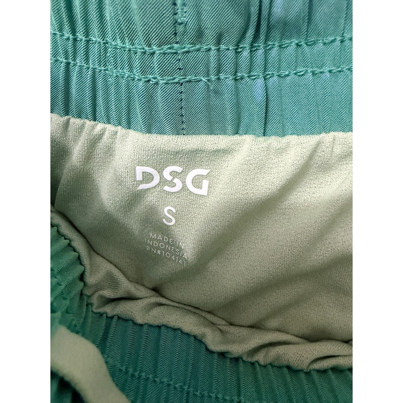 Other NWT DSG Women's Stride High Rise Green Iridescent Short Sz S Size 27" / US 4 / IT 40 - 3 Thumbnail