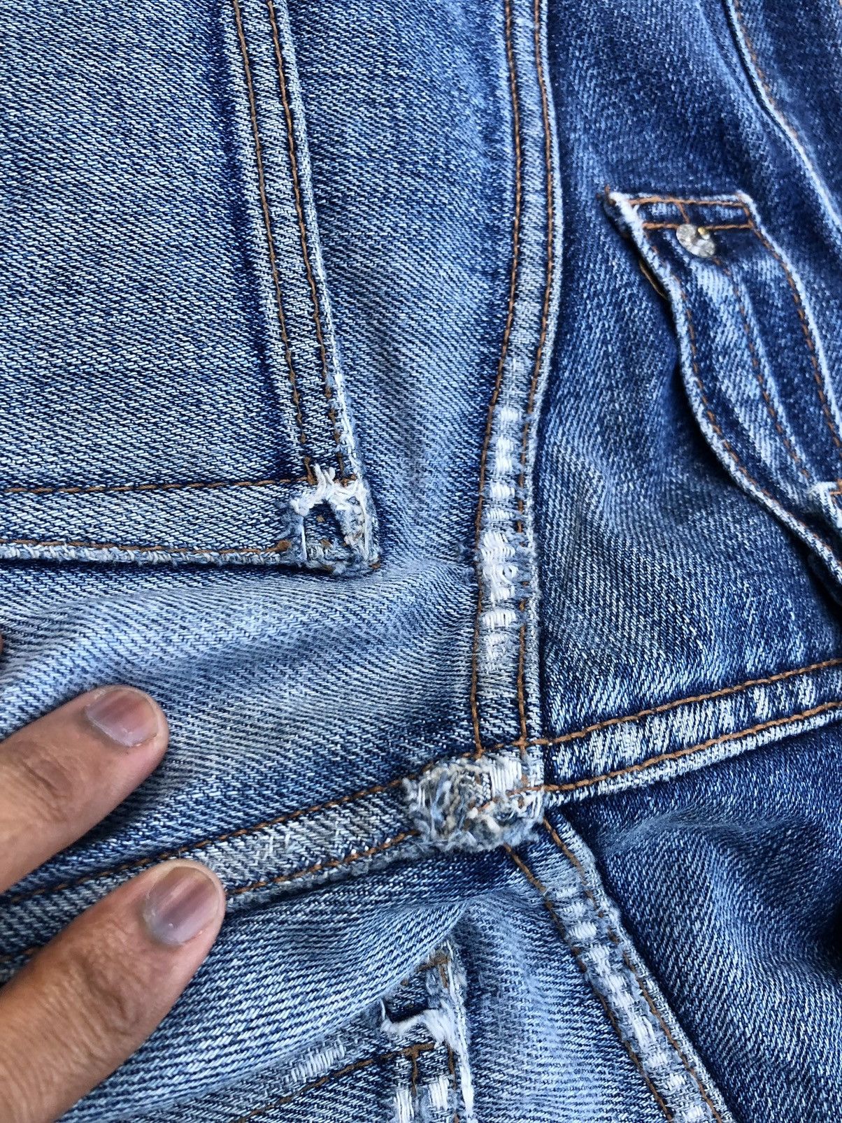 Other BUCKLE BACK MSGR DISTRESSED DENIM Size US 33 - 12 Thumbnail