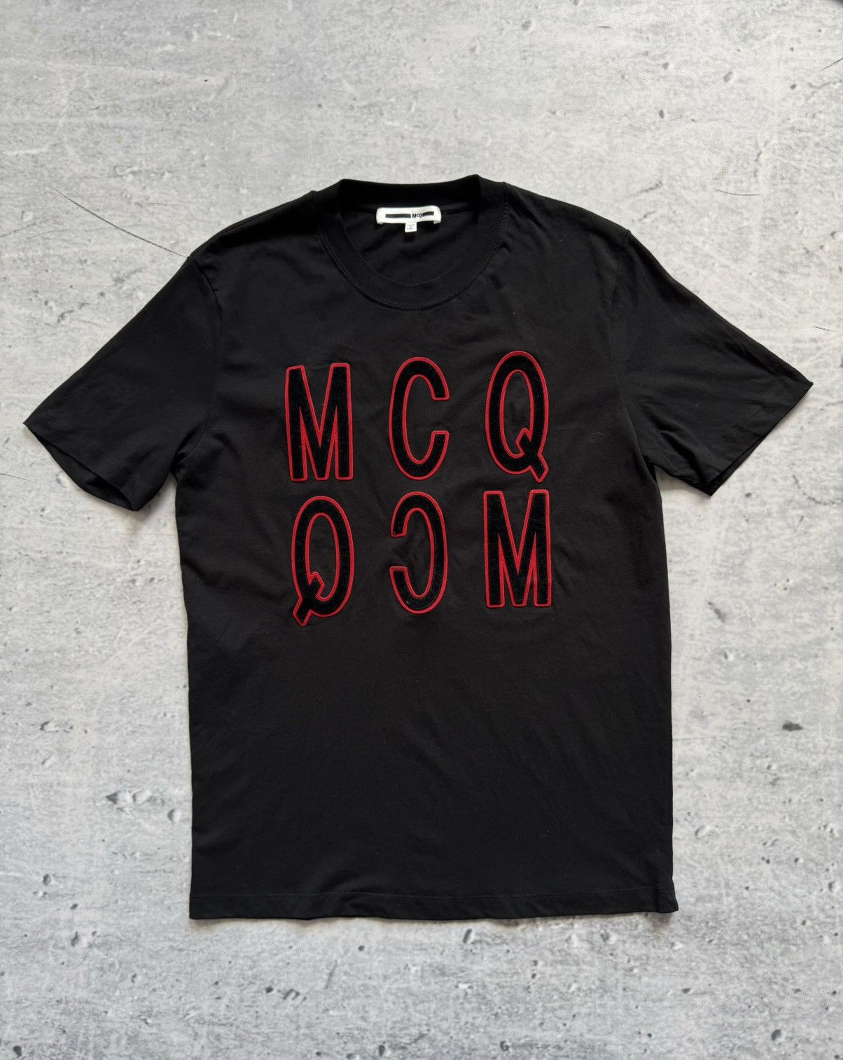 Alexander McQueen × Vintage Alexander McQueen tee black tee centre logo Size US L / EU 52-54 / 3 - 1 Thumbnail