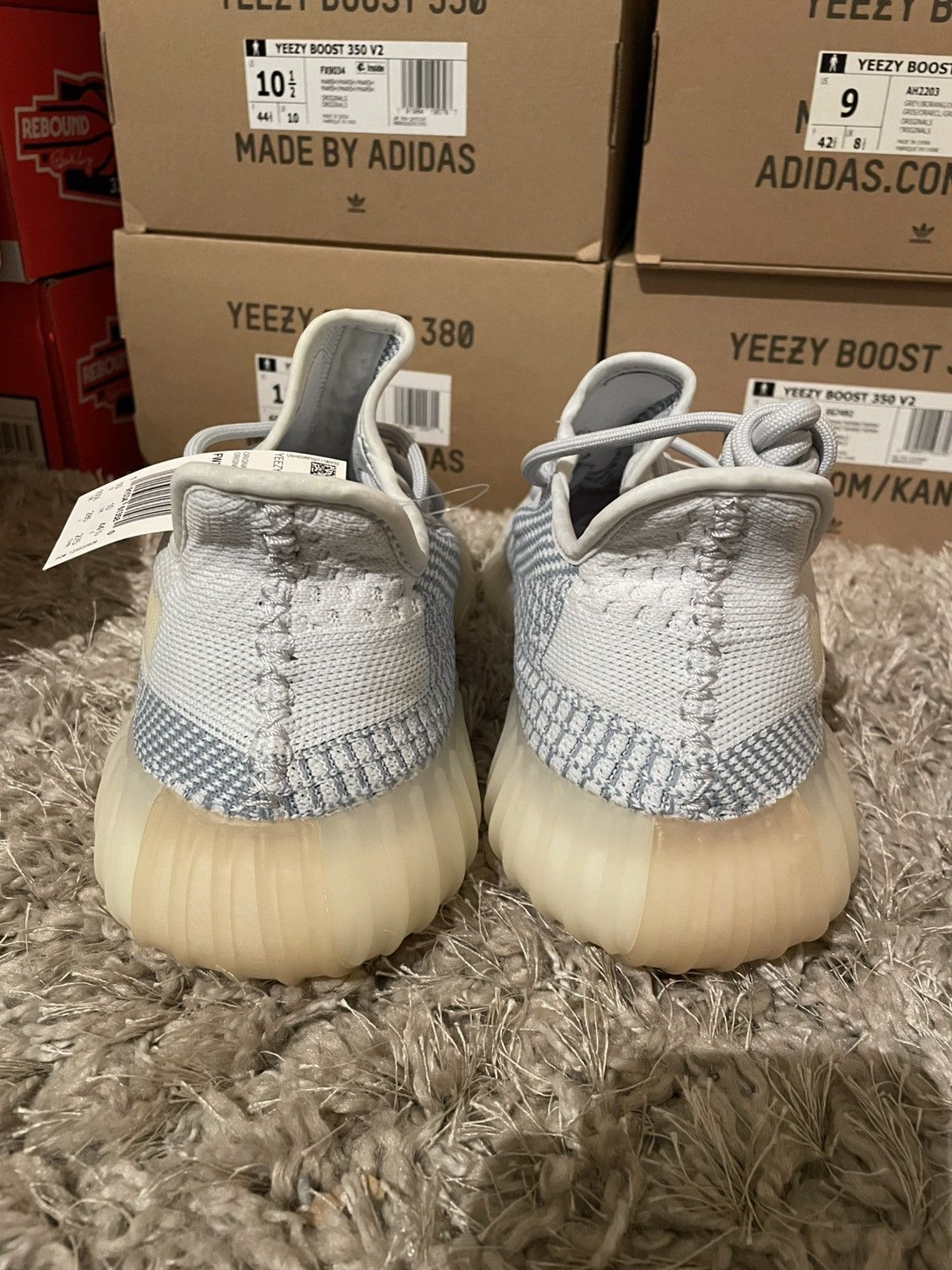 Yeezy Yeezy 350 V2 Clout White Non-Reflective Size US 10.5 / EU 43-44 - 6 Thumbnail