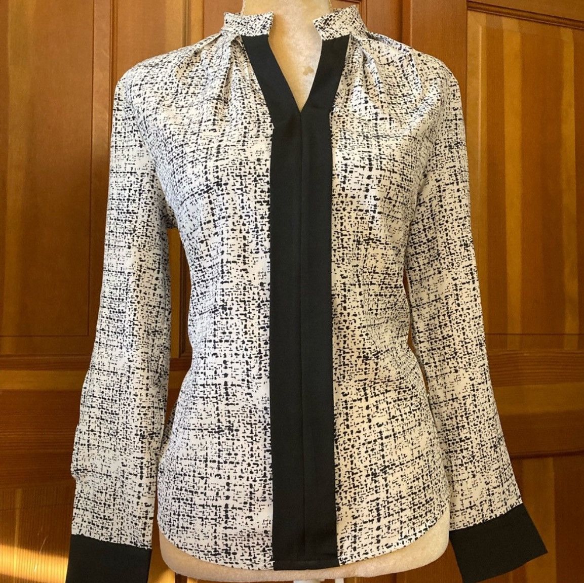 Designer × Other Nwt, Lavishly Paris Women’s Notched Blouse Size M / US 6-8 / IT 42-44 - 9 Thumbnail
