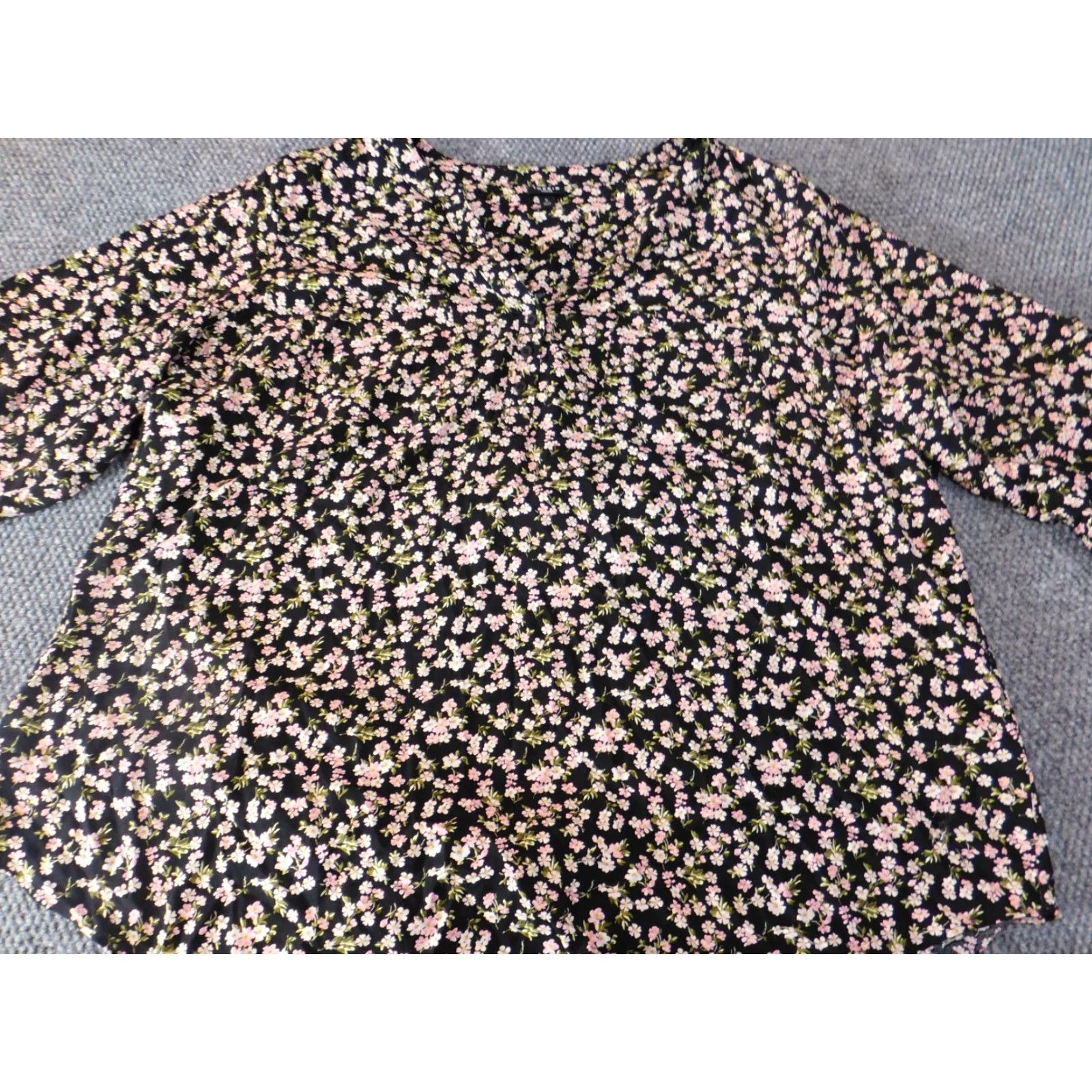 Torrid Torrid Blouse 5X Womens Black Floral V-Neck Pullover Short Sleeve Top Casual Plus Size Polyester Rayon Button Cute Size XXL / US 16-18 / IT 52-54 - 2 Thumbnail