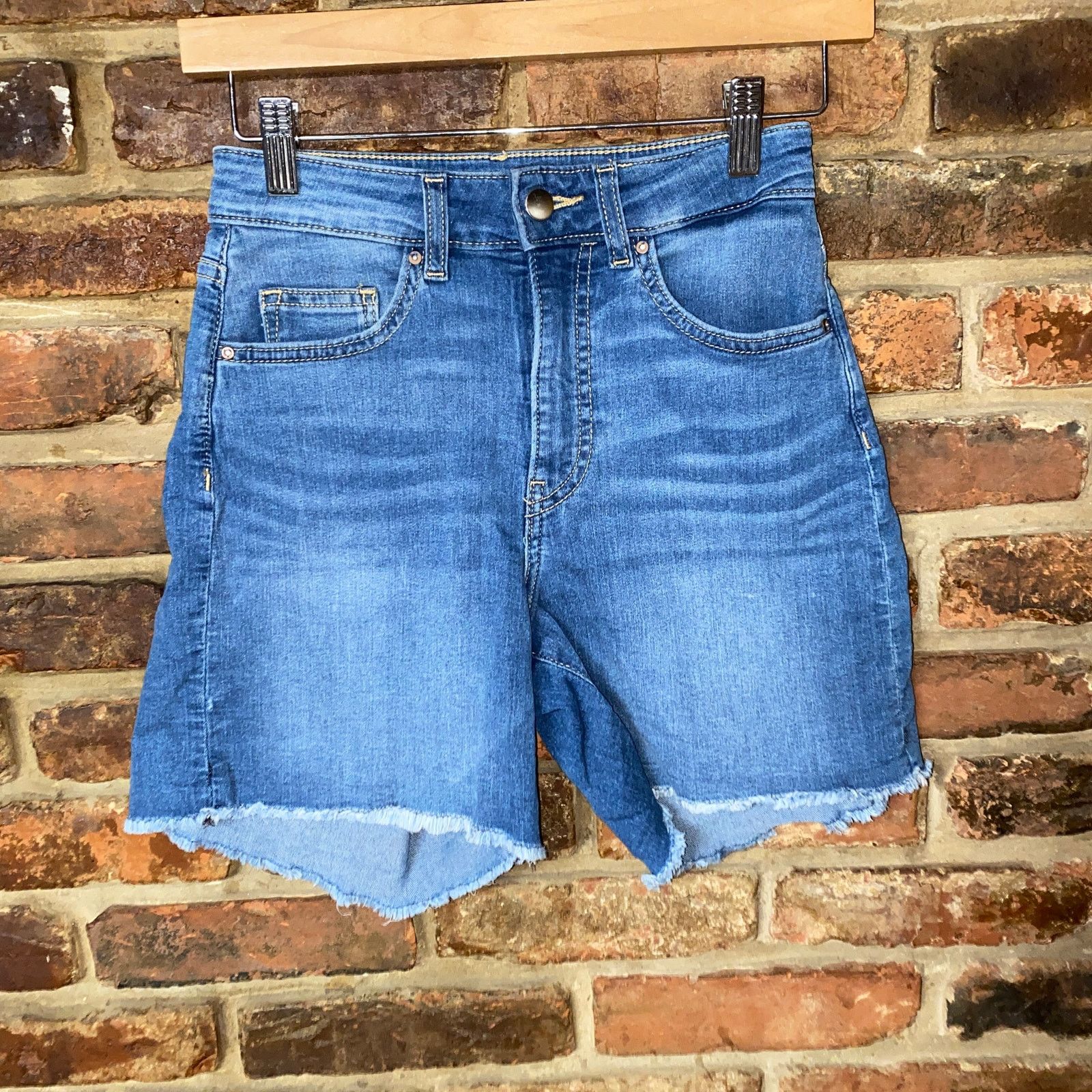 H&M H&M Medium Wash Blue Denim Cut-Off Jean Shorts 2 Size 26" / US 2 / IT 38 - 1 Thumbnail