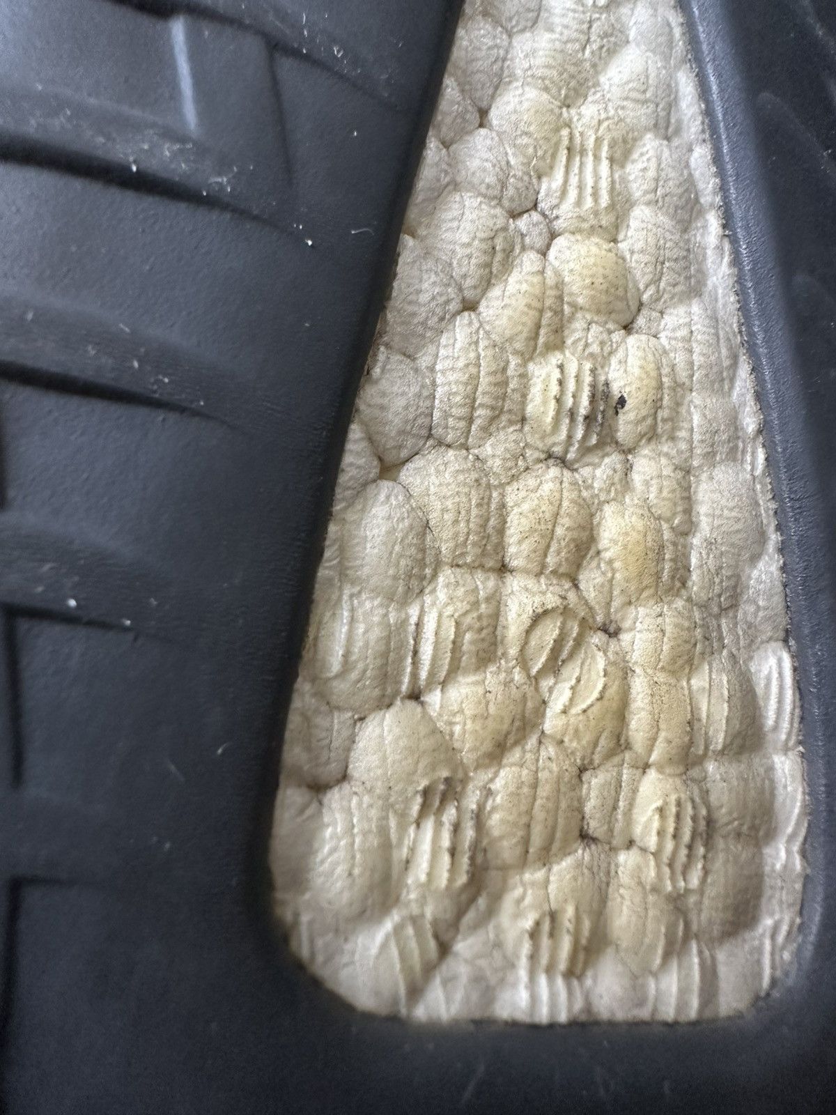 Yeezy ADIDAS YEEZY BOOST 350 V2 CARBON BELUGA 12.5 HQ7045 Size US 12.5 / EU 45-46 - 13 Thumbnail