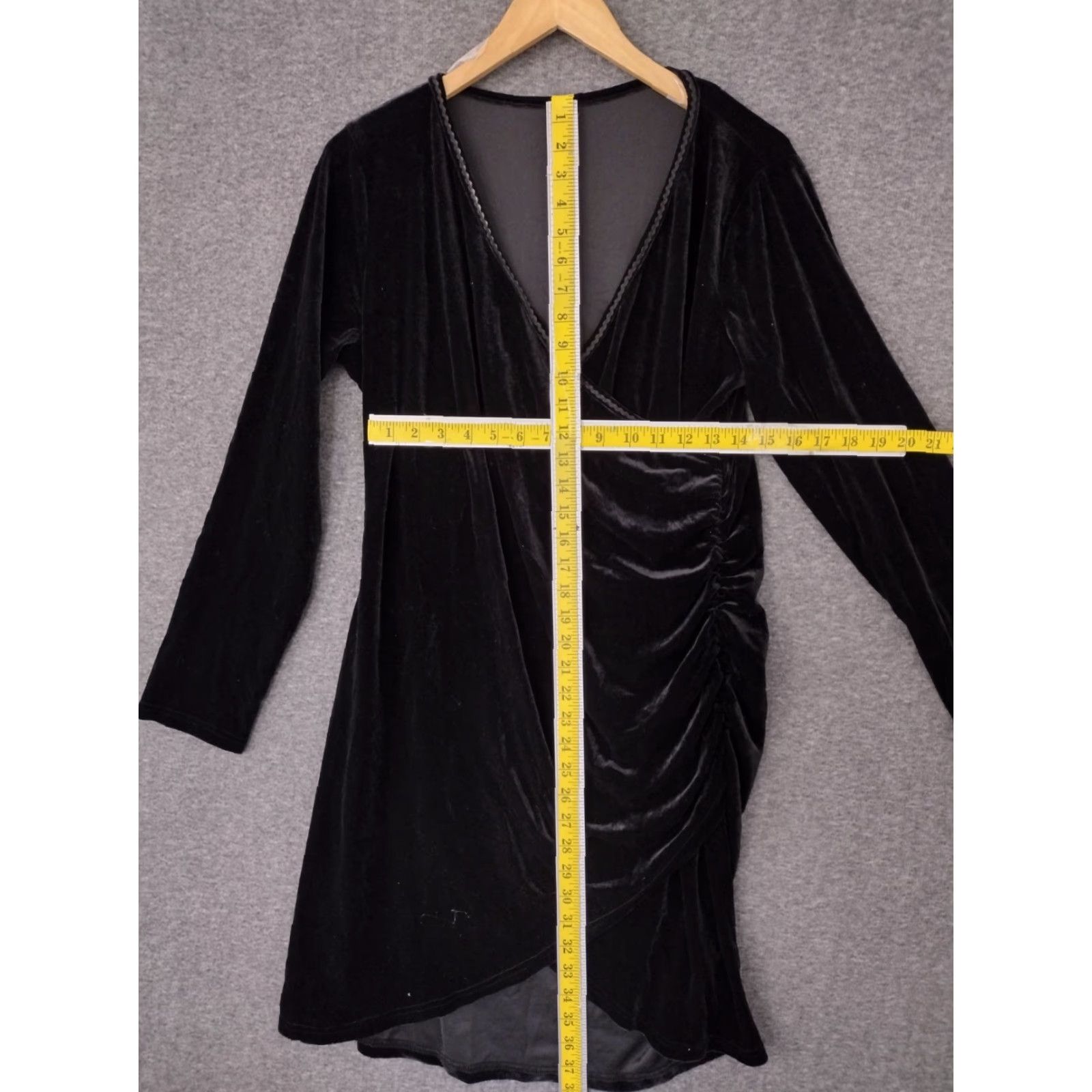 Vintage VINTAGE Women's Wrap Dress Black V-Neck - Long Sleeve Knee Length 2XL (XXL) - Velvet, Polyester Spandex - Plus Size - Retro Men’s/Women’s? Size XXL / US 16-18 / IT 52-54 - 4 Thumbnail