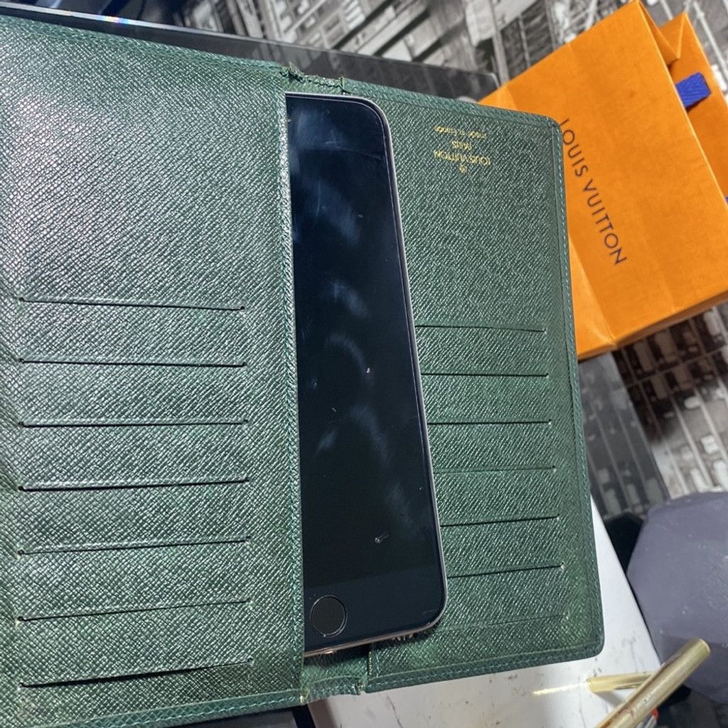 Louis Vuitton Authentic Louis Vuitton Taiga checkbook holder Size ONE SIZE - 5 Thumbnail