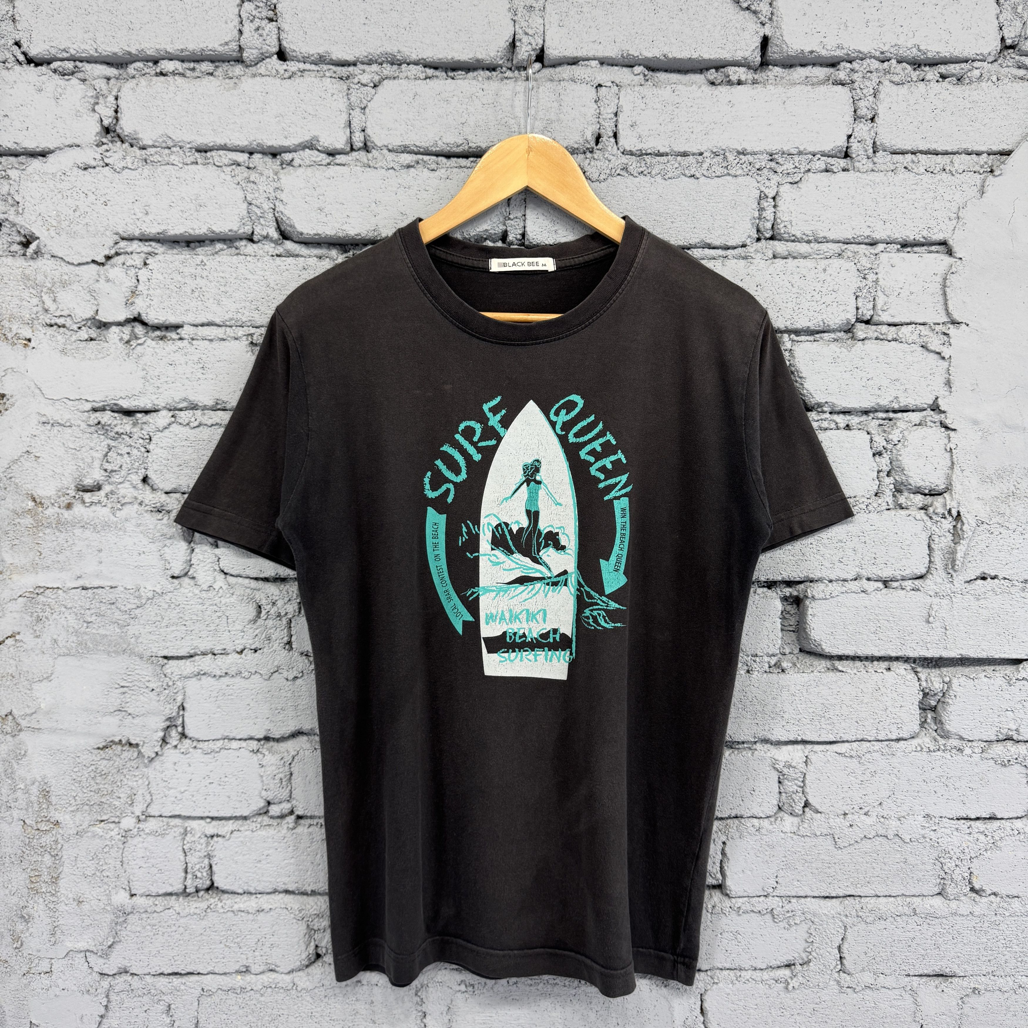 Vintage Vintage Black Bee Surfing Queen Wakiki Beach Tshirt Size US M / EU 48-50 / 2 - 1 Thumbnail