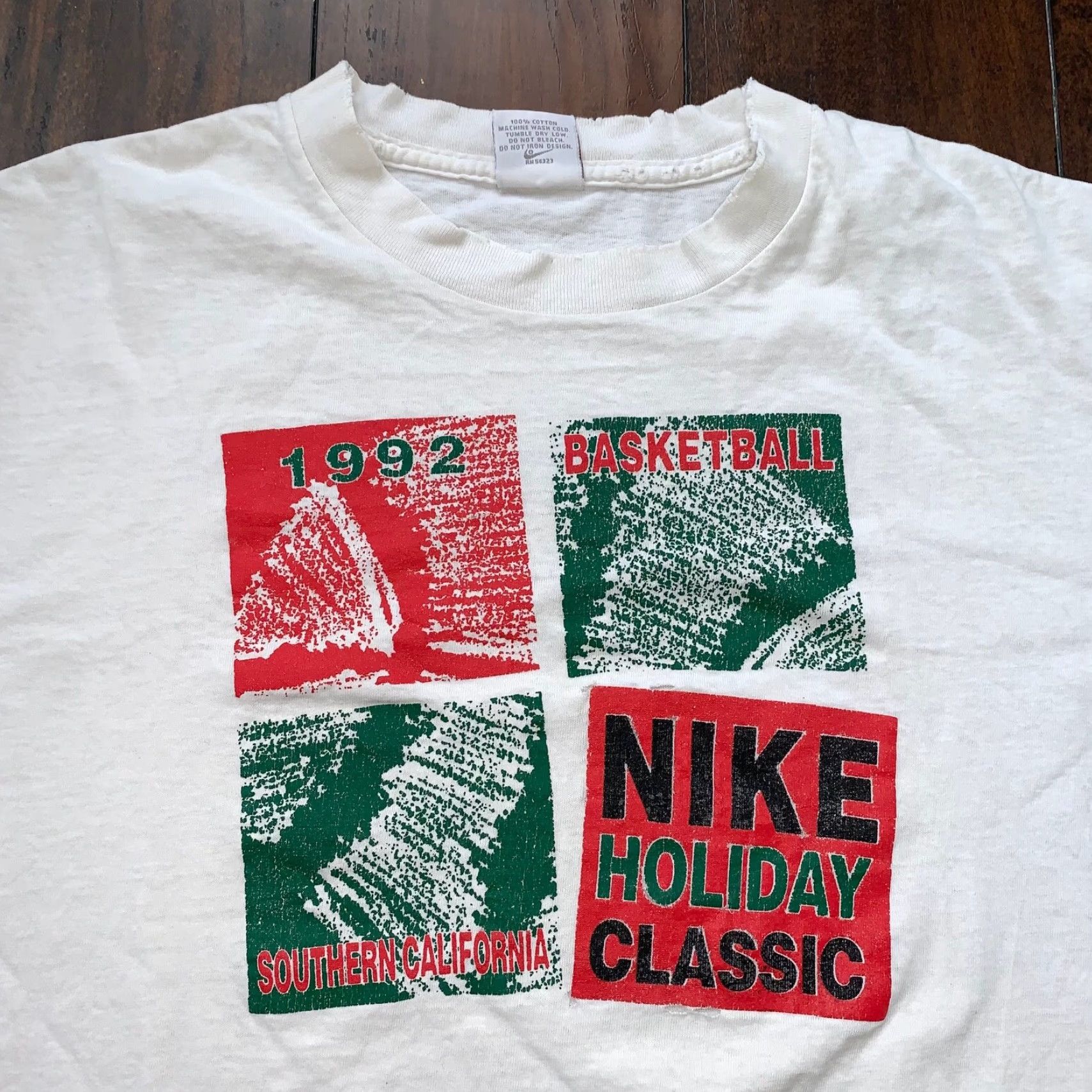 Nike VINTAGE Nike T Shirt Mens XL White Crew Neck Short Sleeve Jord an Holiday Classics Christmas 90s Rare Size US XL / EU 56 / 4 - 2 Thumbnail