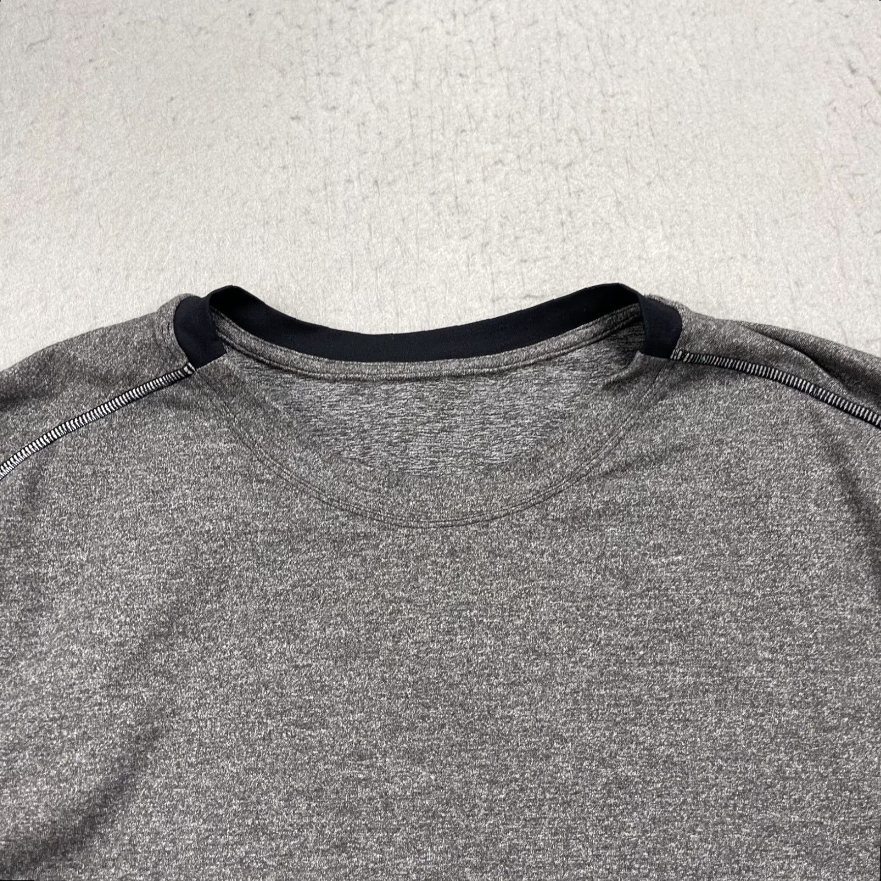 Lululemon Lululemon Shirt Mens Large Gray Heather Long Sleeve Stretch Gym Workout Logo Size US L / EU 52-54 / 3 - 3 Thumbnail