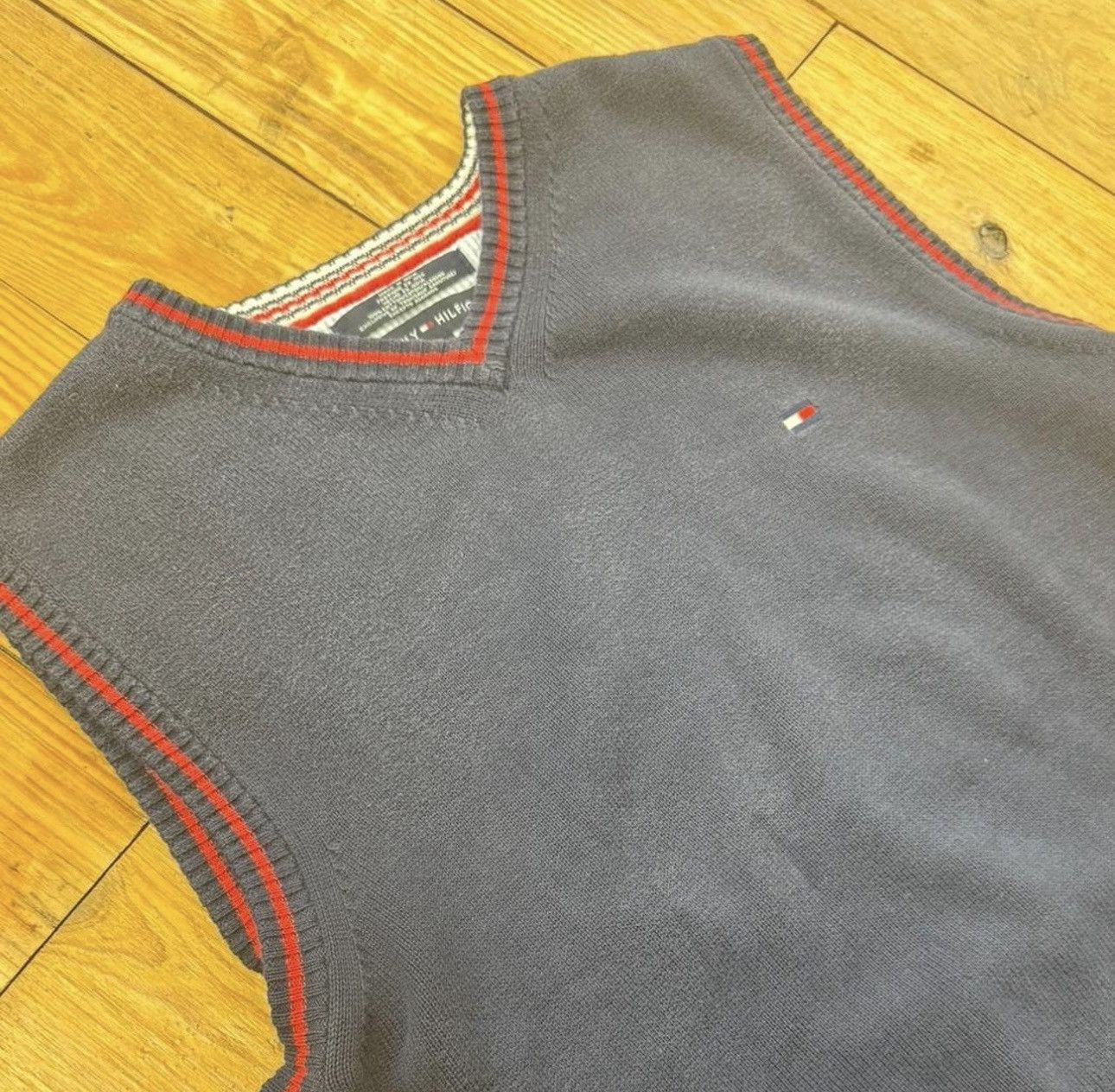 Tommy Hilfiger Vintage Tommy Hilfiger navy and red knitted sweater vest Size US L / EU 52-54 / 3 - 4 Thumbnail