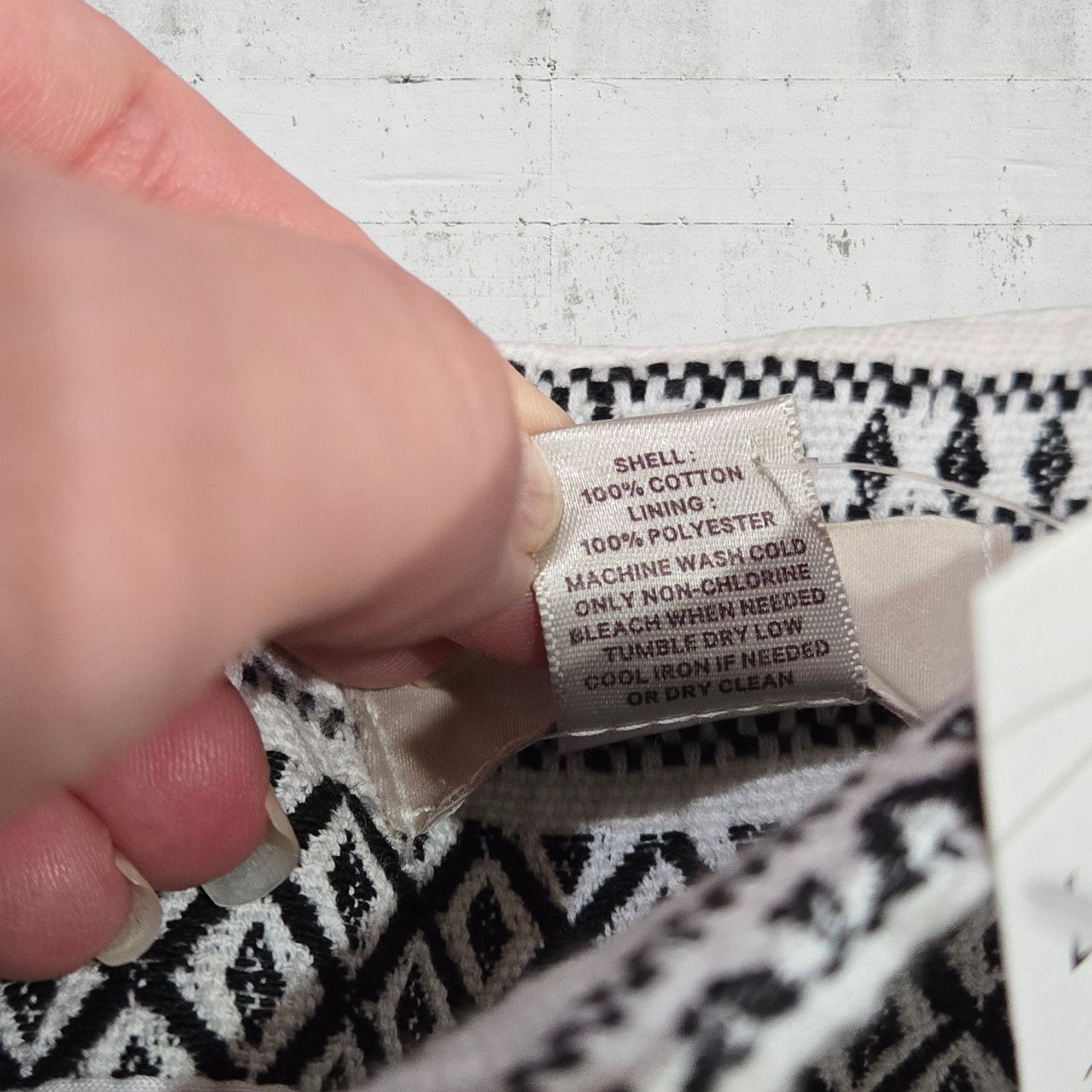 Loft LOFT White Black Aztec Bodycon Skirt Size 4 Size 27" / US 4 / IT 40 - 4 Thumbnail